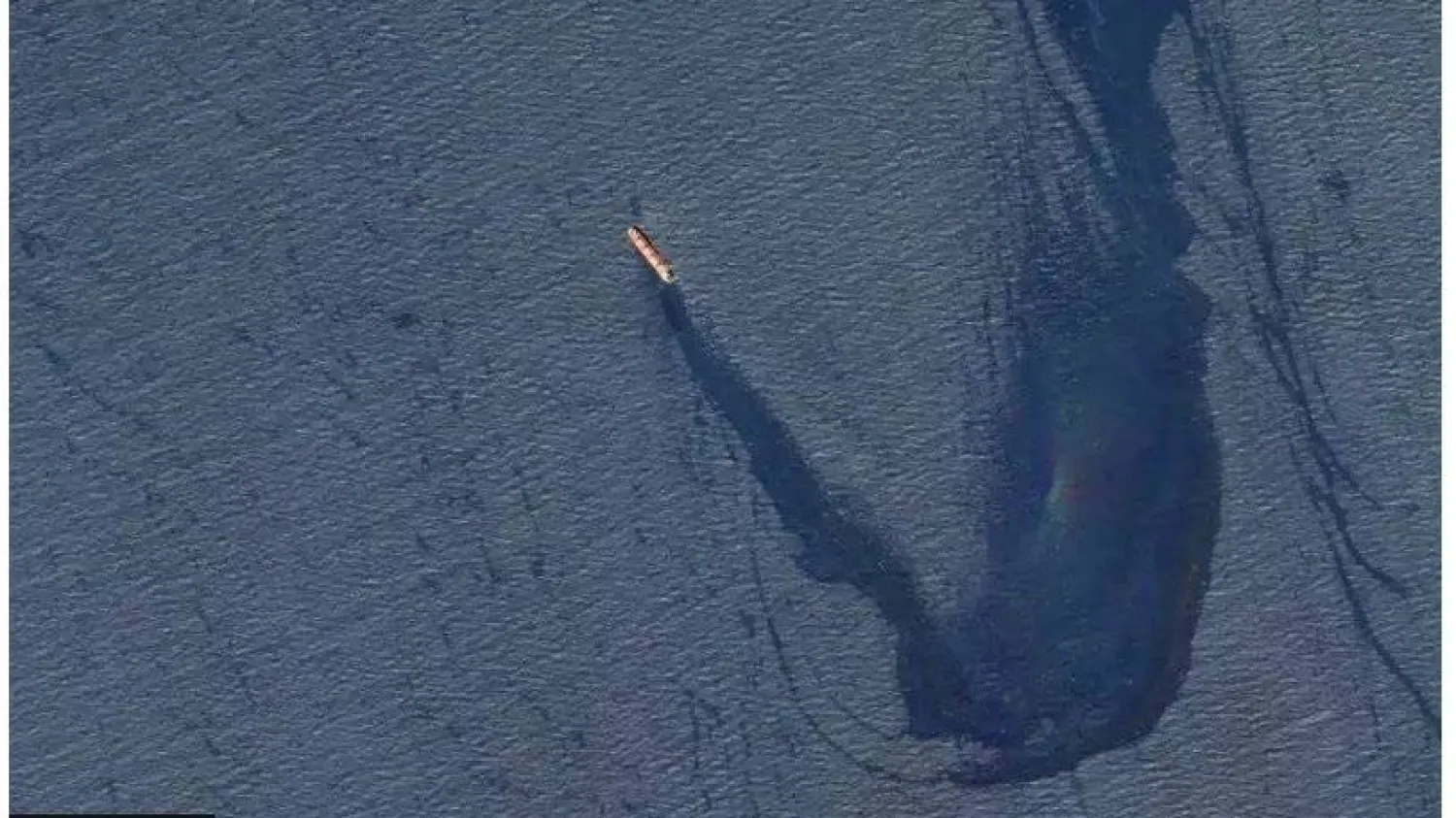 ناقلة بريطانية يتسرب منها النفط بعدما أصيبت بصاروخ أطلقته جماعة «الحوثي» (القيادة المركزية الأميركية)