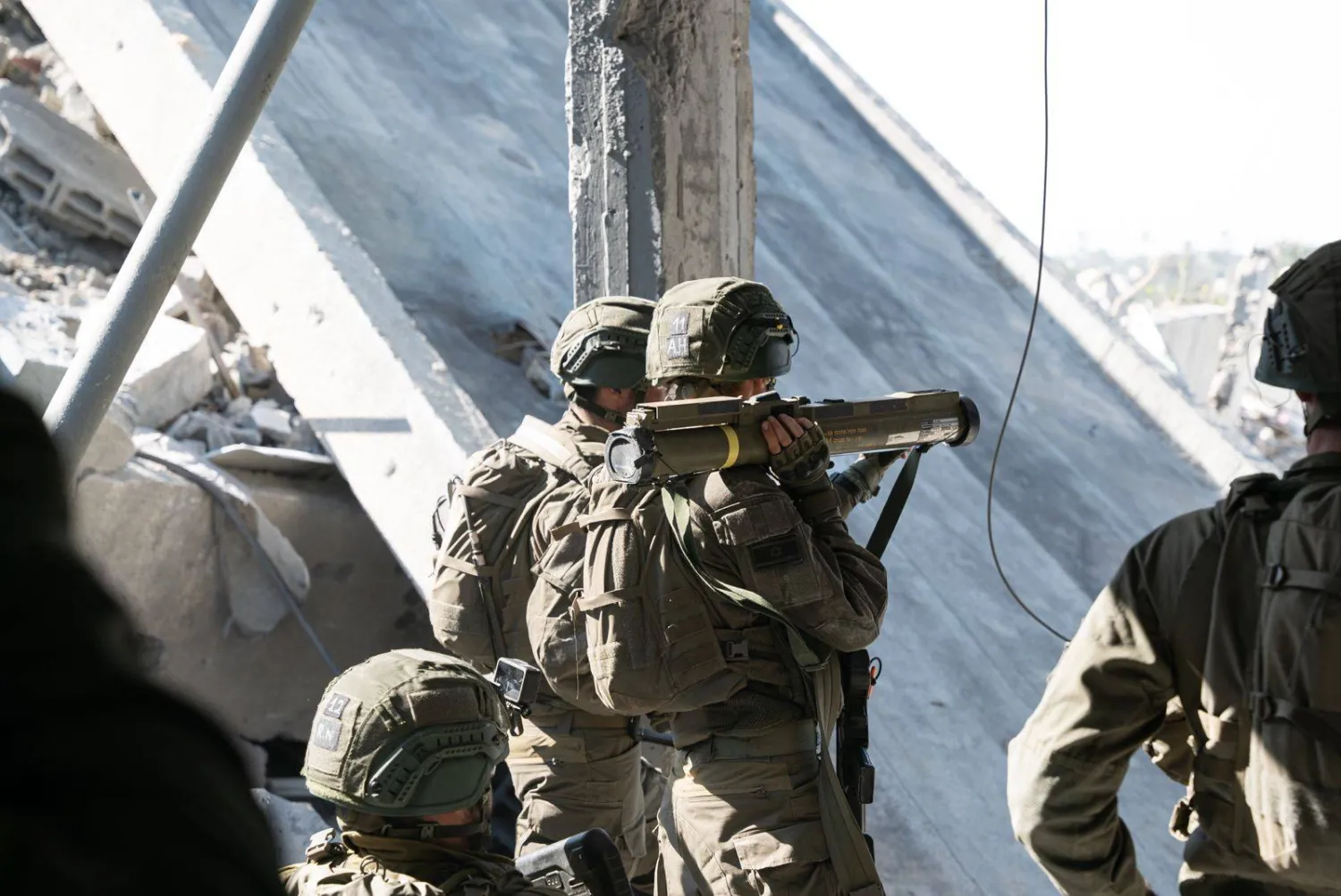 جندي من الجيش الإسرائيلي يحمل صاروخاً مضاداً للدروع خلال العمليات العسكرية في غزة (موقع الجيش الإسرائيلي)