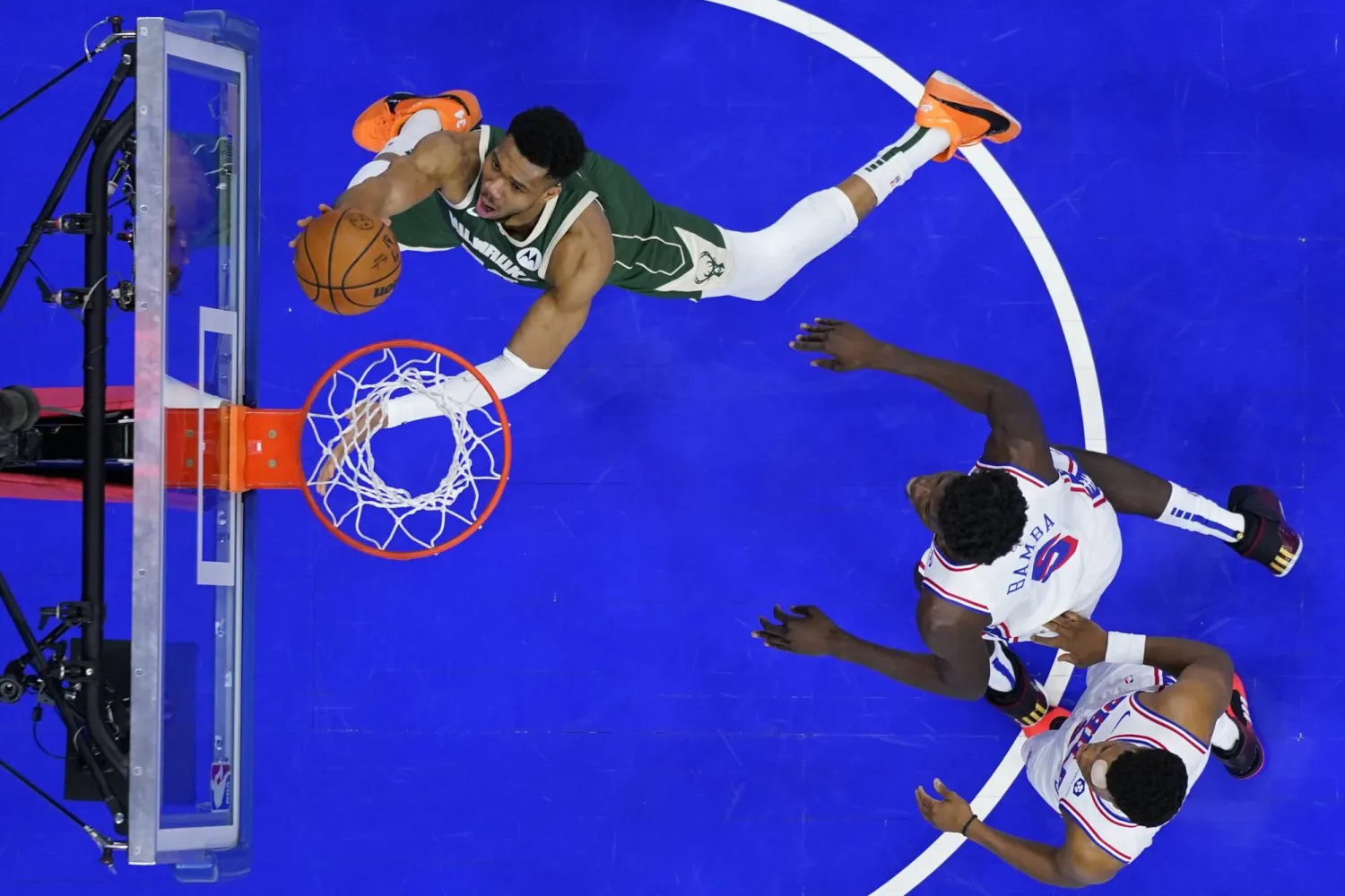 أنتيتوكونمبو قاد فريقه ميلووكي باكس إلى الفوز (أ.ب)