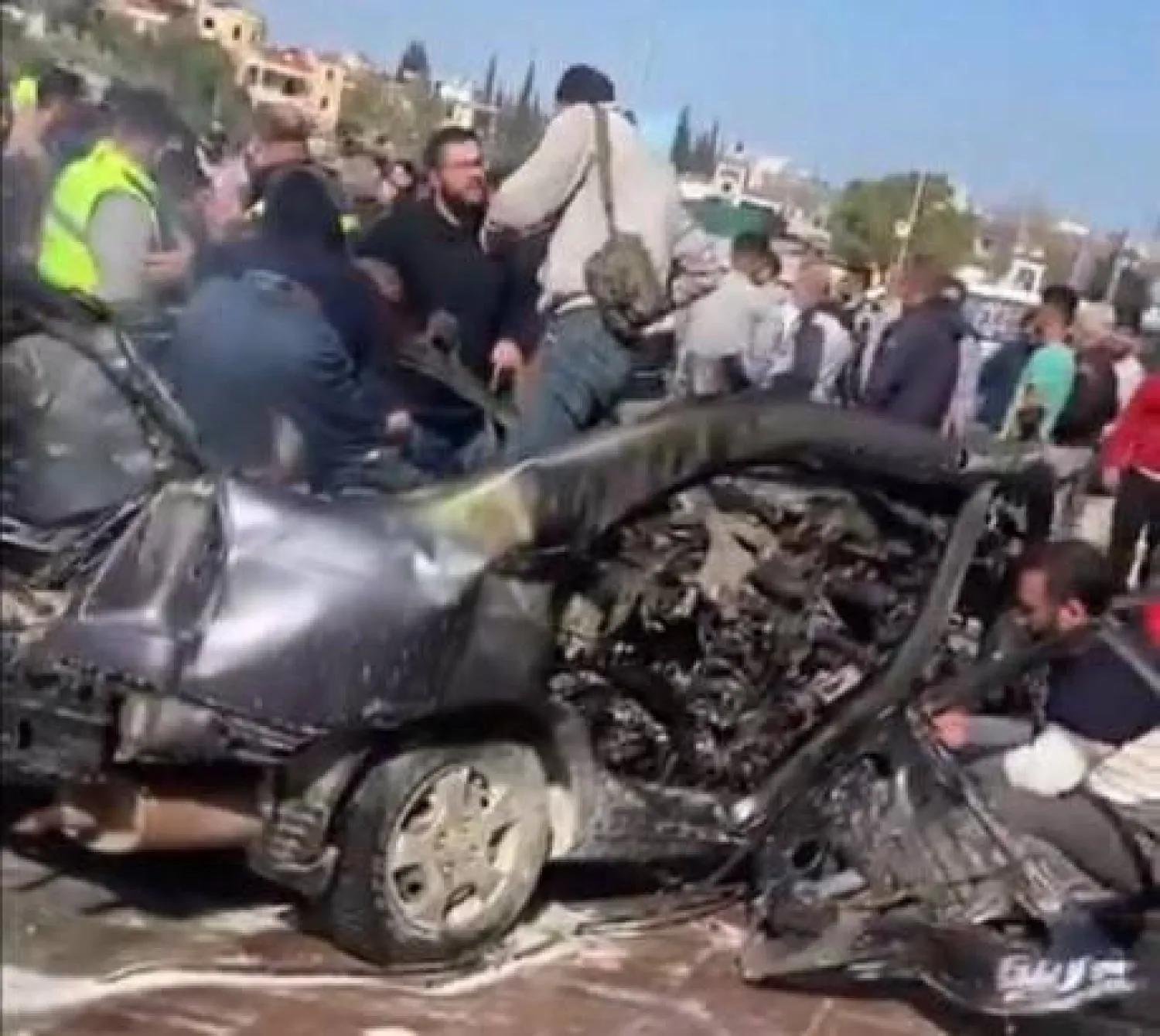 صورة للسيارة المستهدفة من فيديو تداولته وسائل إعلام لبنانية (إكس)