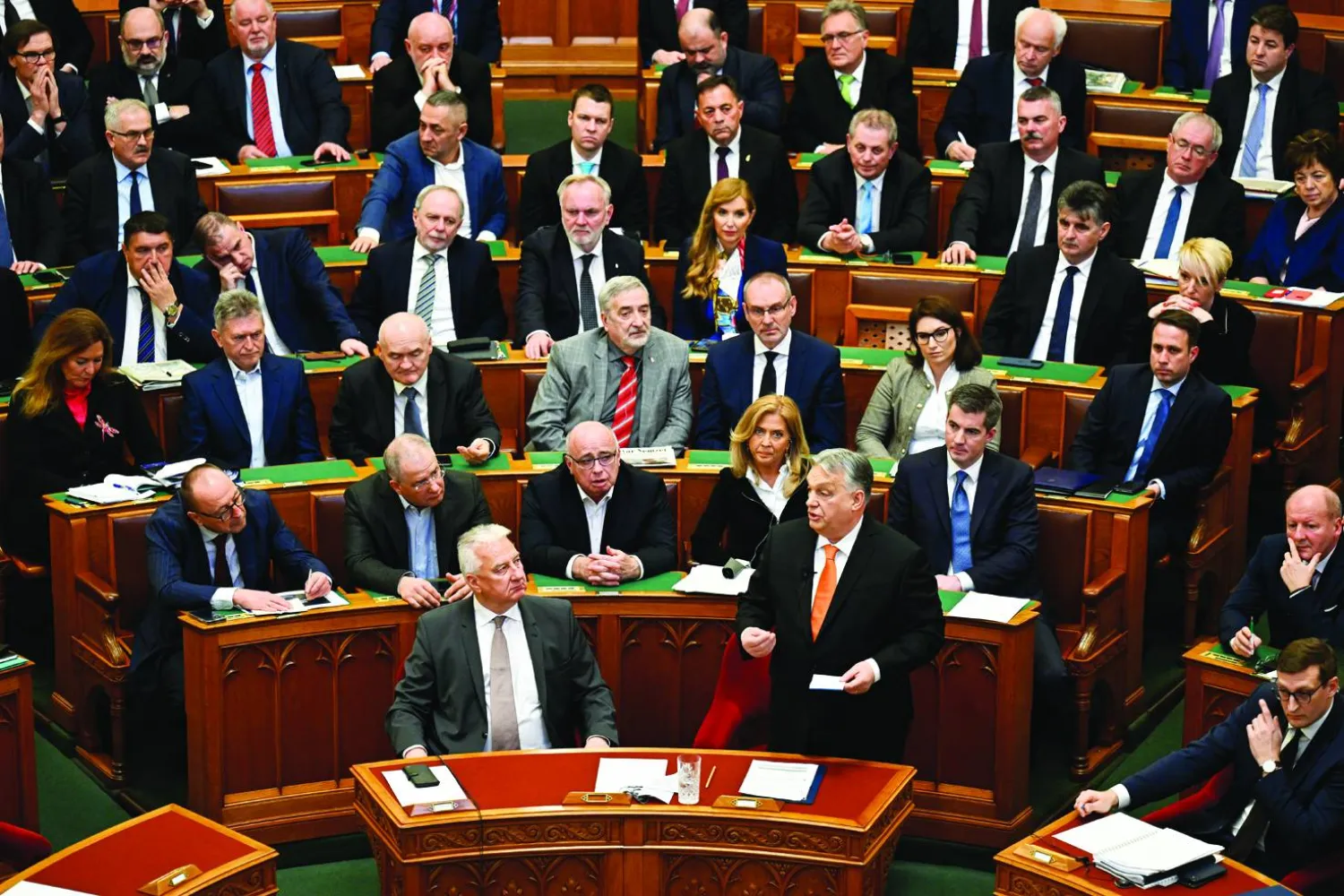 أوربان يلقي كلمة في البرلمان المجري الاثنين (أ.ب)