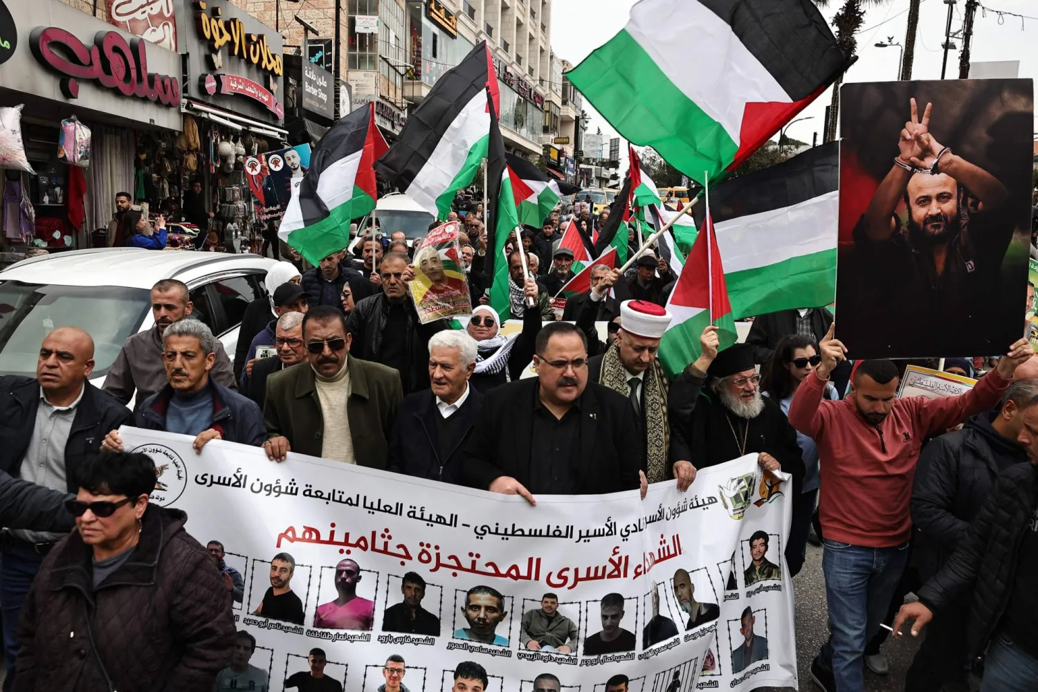متظاهرون في رام الله دعماً للسجناء الفلسطينيين المحتجزين في السجون الإسرائيلية في 27 فبراير 2024 بمَن فيهم المعتقل الأكثر شهرة في إسرائيل مروان البرغوثي الذي تم نقله واحتجازه في الحبس الانفرادي (أ.ف.ب)
