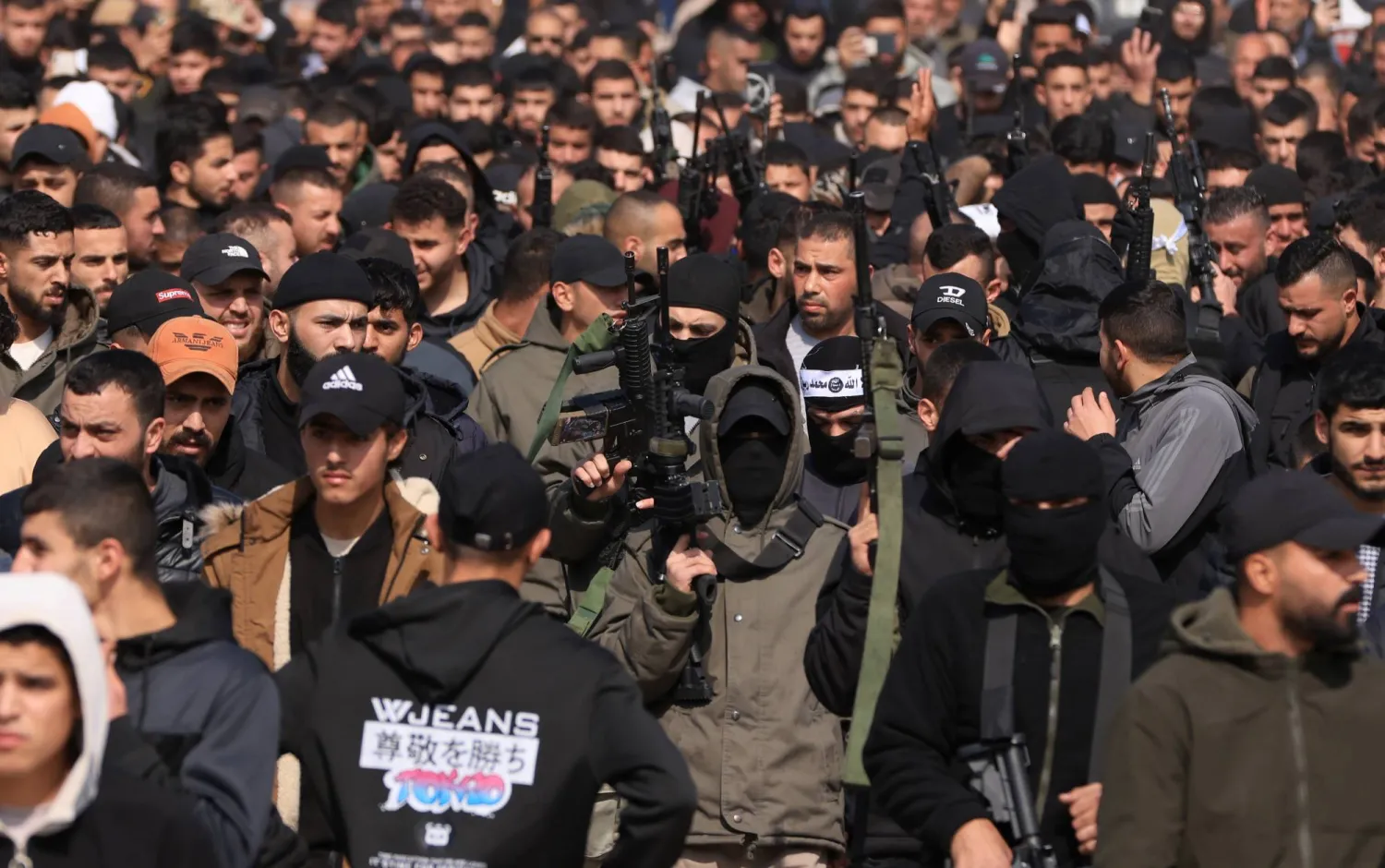 جانب من تشييع 3 فلسطينيين قتلتهم إسرائيل في طوباس بالضفة الغربية اليوم الثلاثاء (إ.ب.أ)