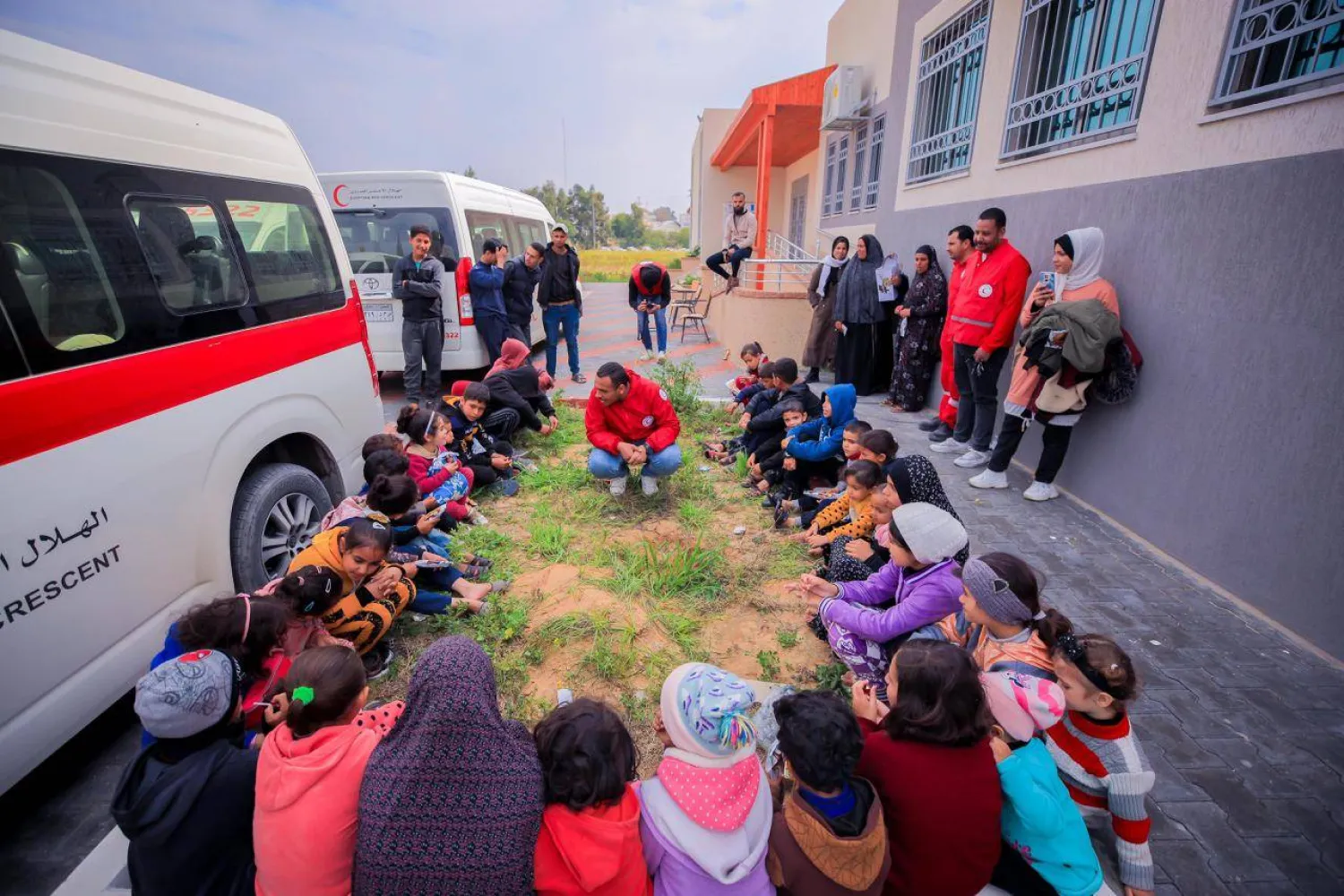 أنشطة ترفيهية لأطفال غزة داخل مخيم خان يونس الجديد (الهلال الأحمر المصري)