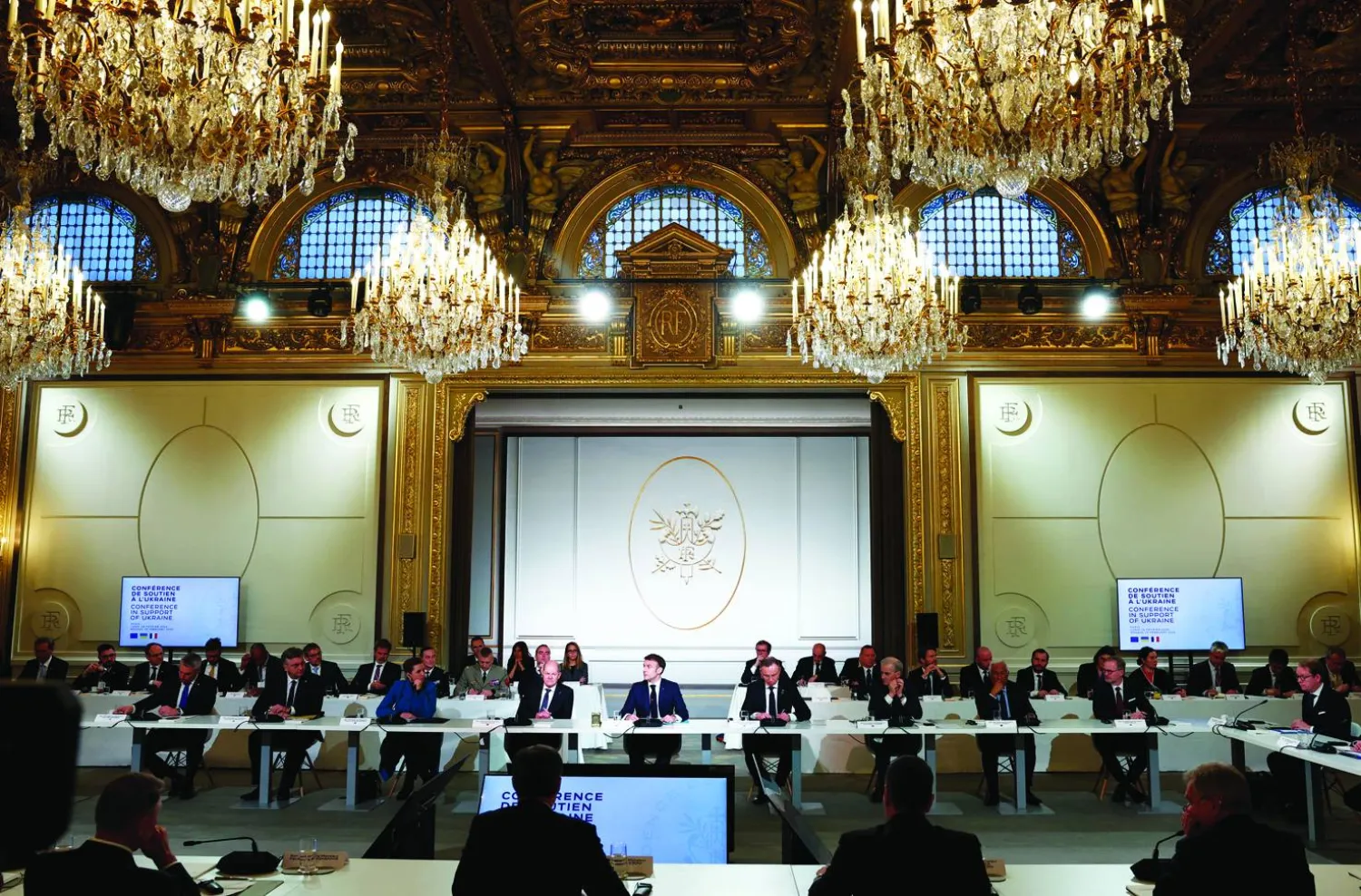 الرئيس الفرنسي إيمانويل ماكرون خلال افتتاحه الاجتماع في باريس أمس (رويترز)