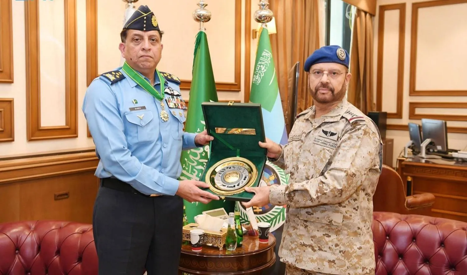 Korgeneral Fayyaz er-Ruveyli, Korgeneral Zahir Ahmed Baber'e Kral Abdülaziz Madalyası ile ödüllendirildi (SPA)