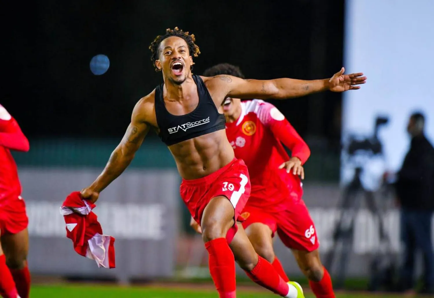 كاريلو ينطلق فرحا بهدفه الثاني في مرمى الفيصلي ضمن منافسات دوري الأولى السعودي (الشرق الأوسط)