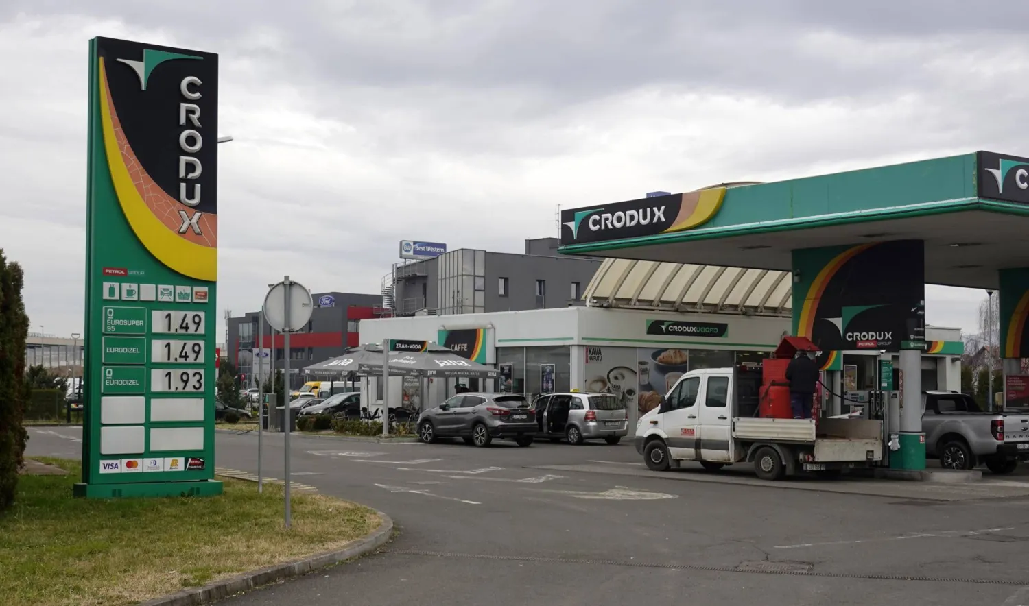 أشخاص يملأون خزان سياراتهم في محطة وقود في زغرب بكرواتيا (إ.ب.أ)