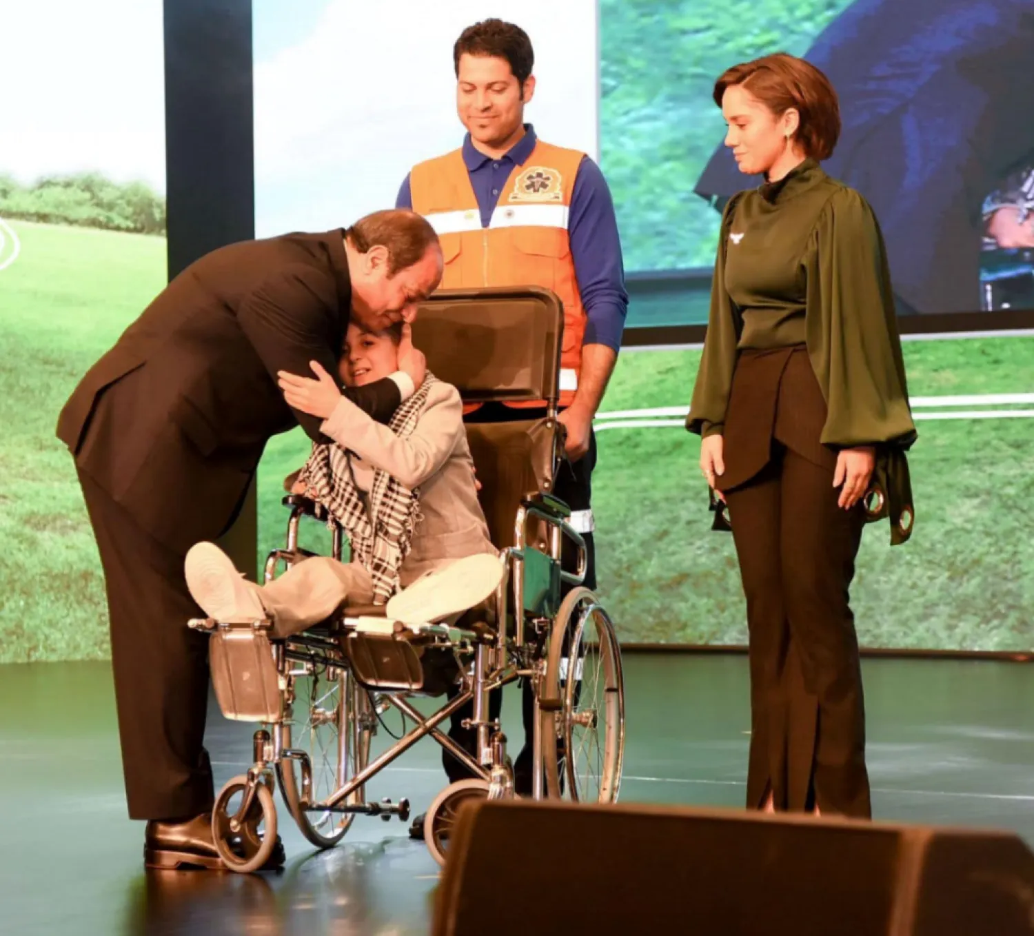 الرئيس المصري يقبّل رأس الطفل الفلسطيني (الرئاسة المصرية)