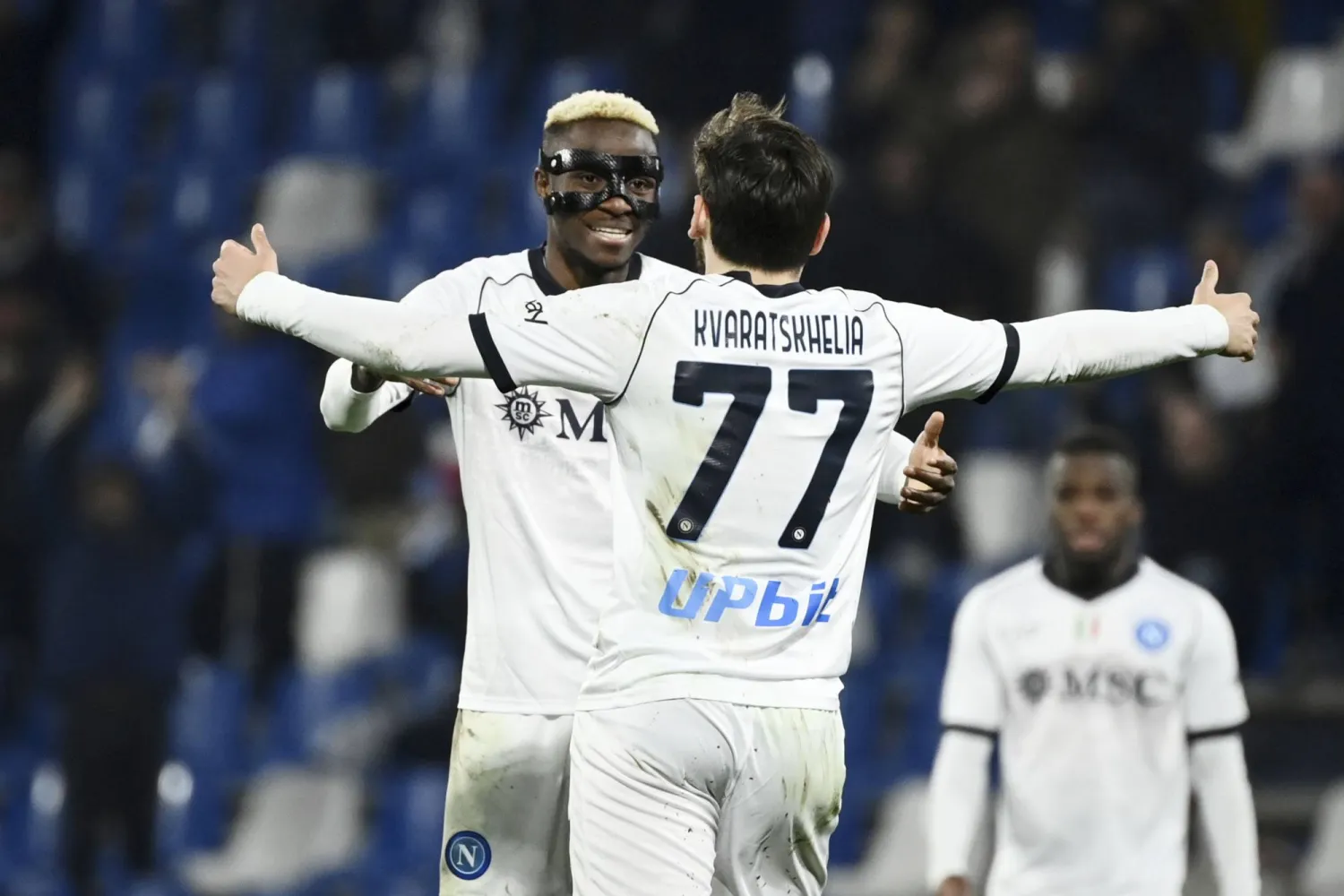 فرحة نجمي المواجهة أوسيمين وكفاراتسخيليا بالفوز العريض على ساسولو في الدوري الإيطالي (أ.ب)