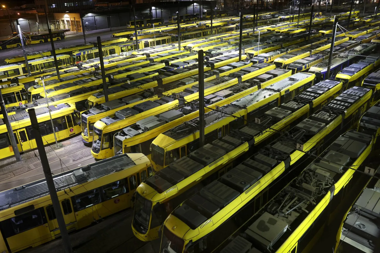 حافلات متوقفة في محطة كبرى بألمانيا وسط إضراب لسائقي النقل العام في ولايات عدة (إ.ب.أ)