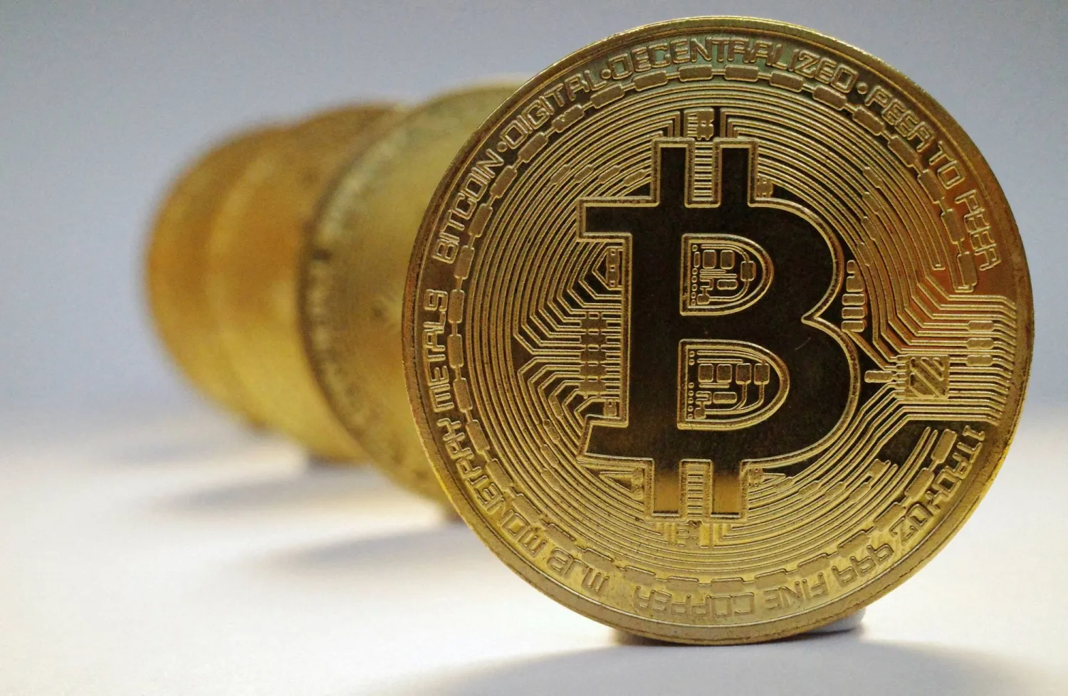 تقف عملة بتكوين على أعتاب تحقيق أكبر مكسب شهري لها منذ ديسمبر 2020 مدعومةً باهتمام المستثمرين وصناديق الاستثمار المتداولة (رويترز)