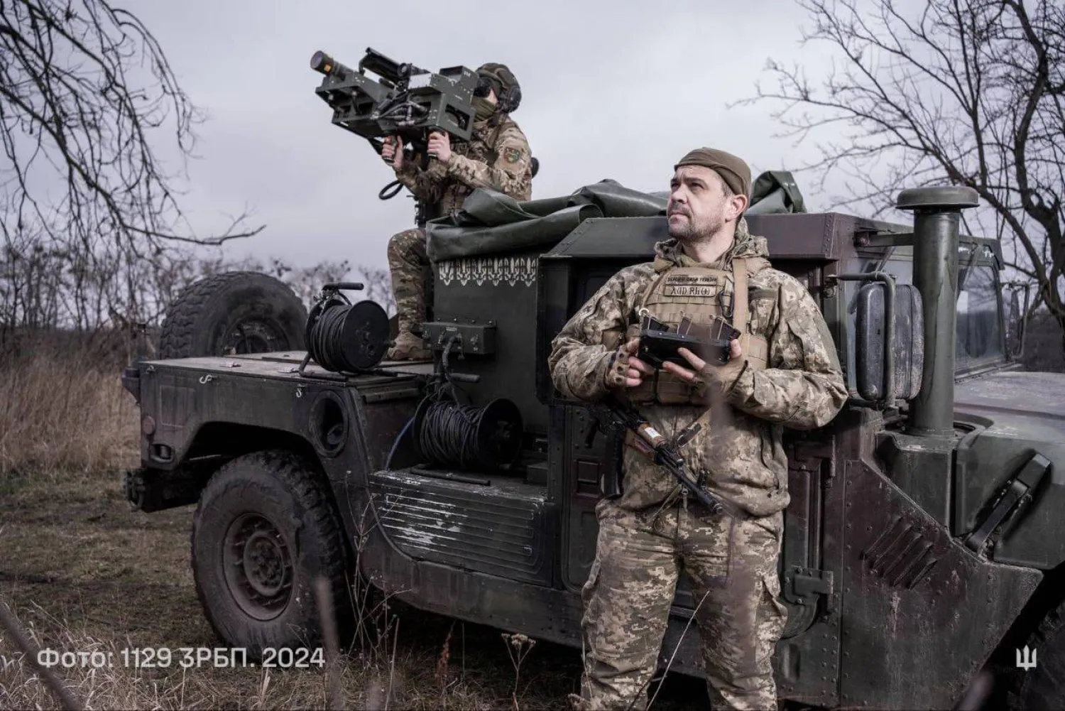 جنود أوكرانيون يستخدمون نظام دفاع جوي قصير المدى خلال المعارك (قناة الرئيس الأوكراني على تلغرام)
