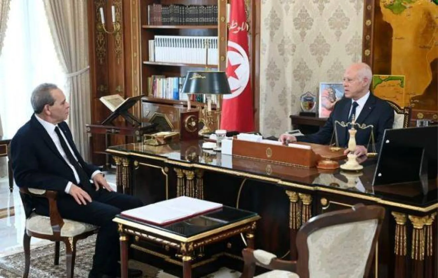 رئيس الجمهورية التونسي مع رئيس الحكومة أحمد الحشاني (موقع رئاسة الجمهورية)
