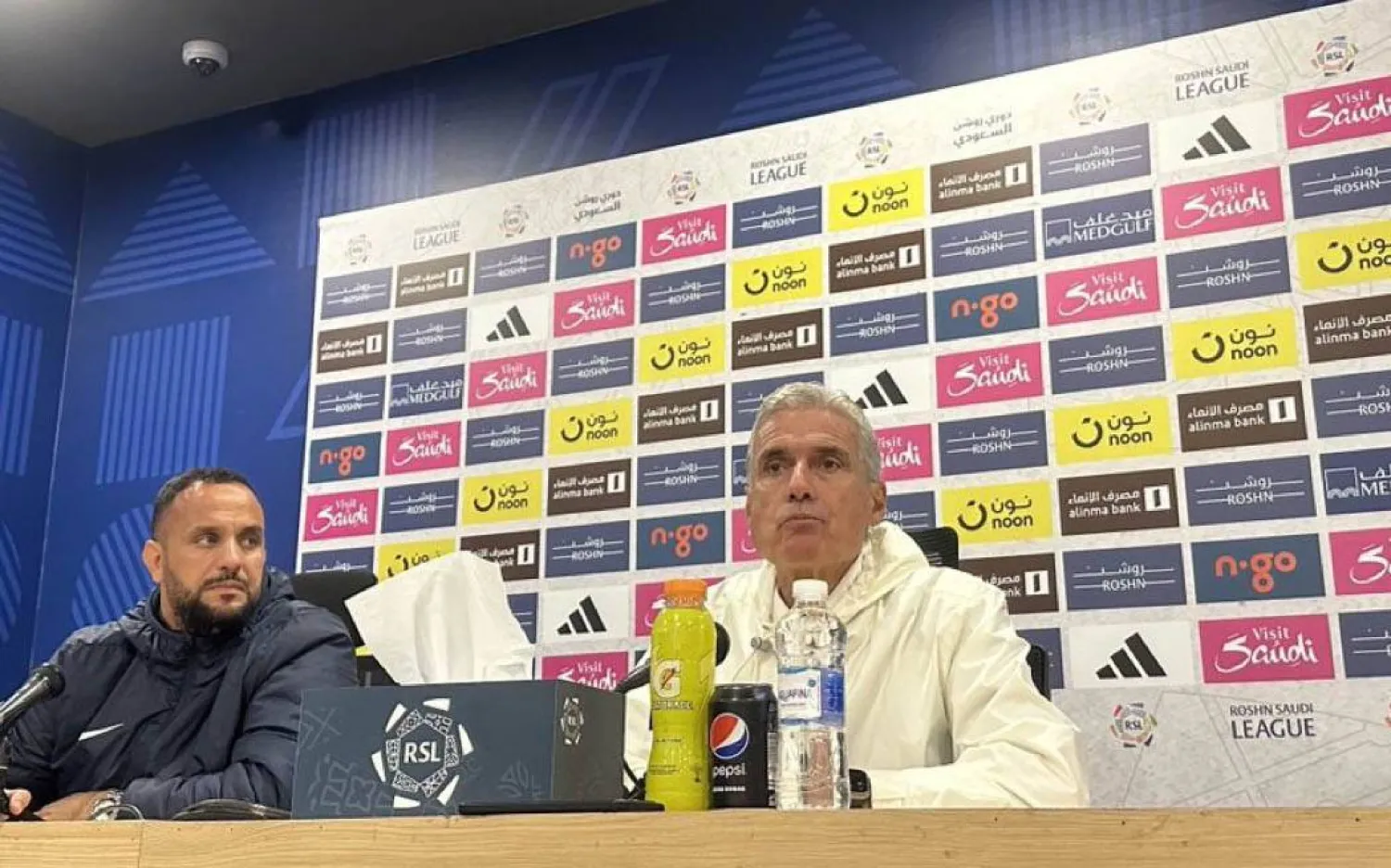 لويس كاسترو مدرب النصر خلال حديثه في المؤتمر الصحفي (الشرق الأوسط)