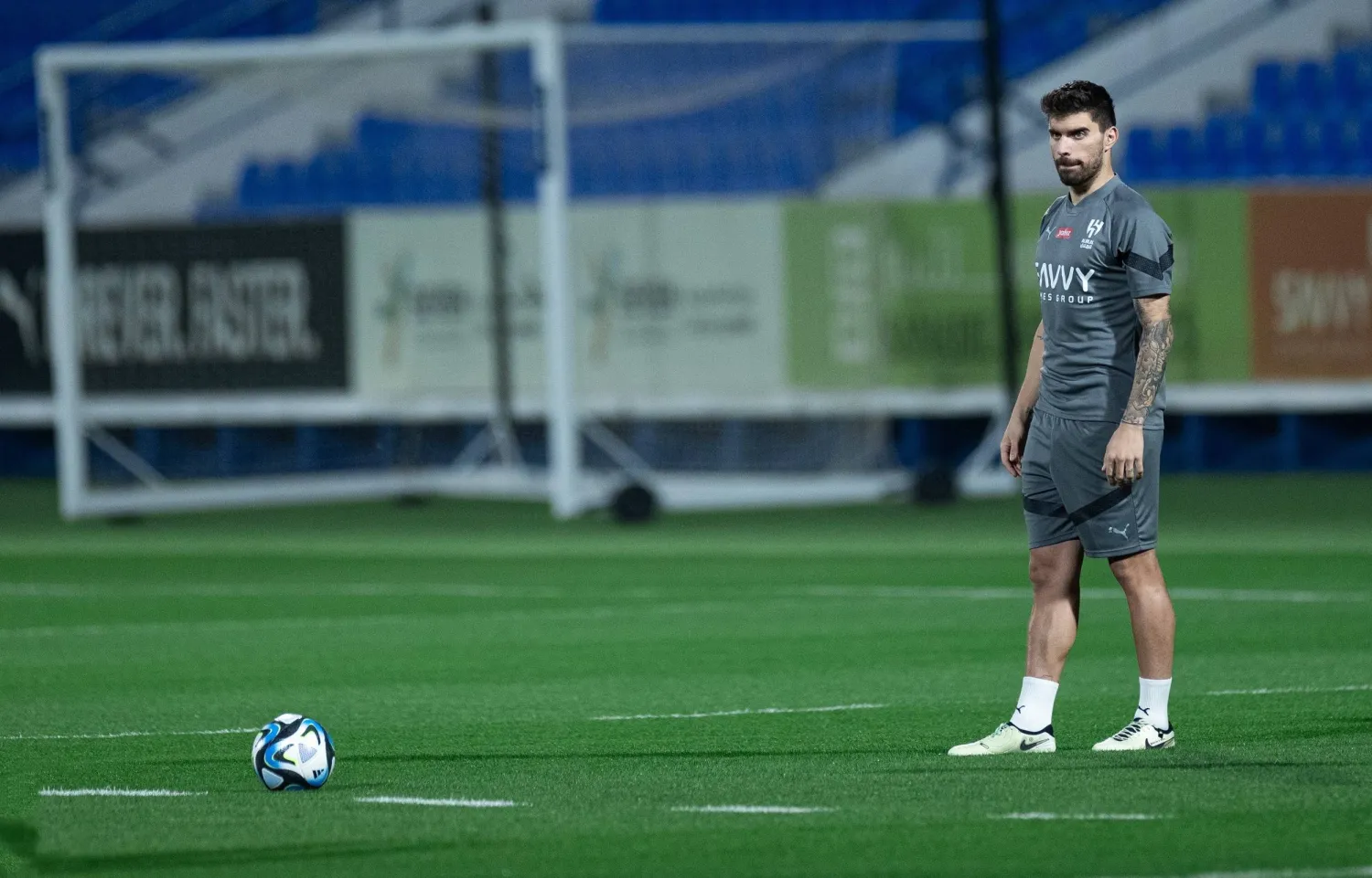 نيفيز خلال تدريبات الفريق (نادي الهلال)