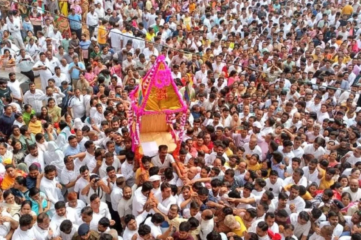 Acharya Shri Vidya Sagar Ji Maharaj’ın cenaze töreni, orta Hindistan'ın Dongragar şehrinde yüzlerce takipçisinin ve hayranının katılımına tanık oldu (Sosyal Medya)