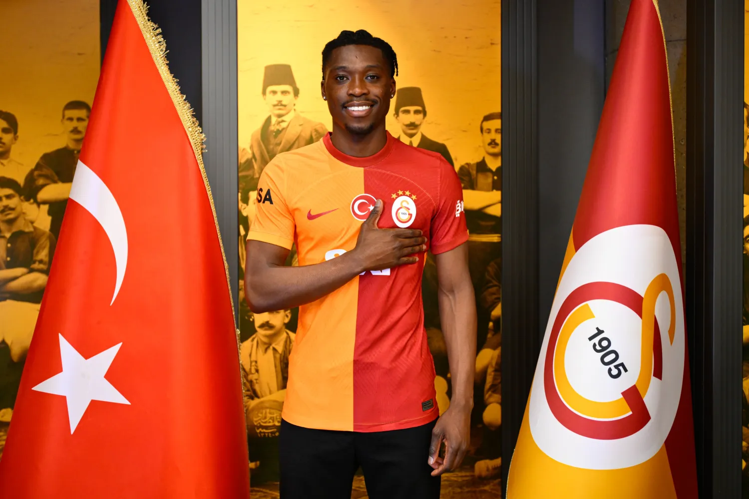 Derrick Köhn, Galatasaray'da top koşturan 9. Alman futbolcu oldu (AA)