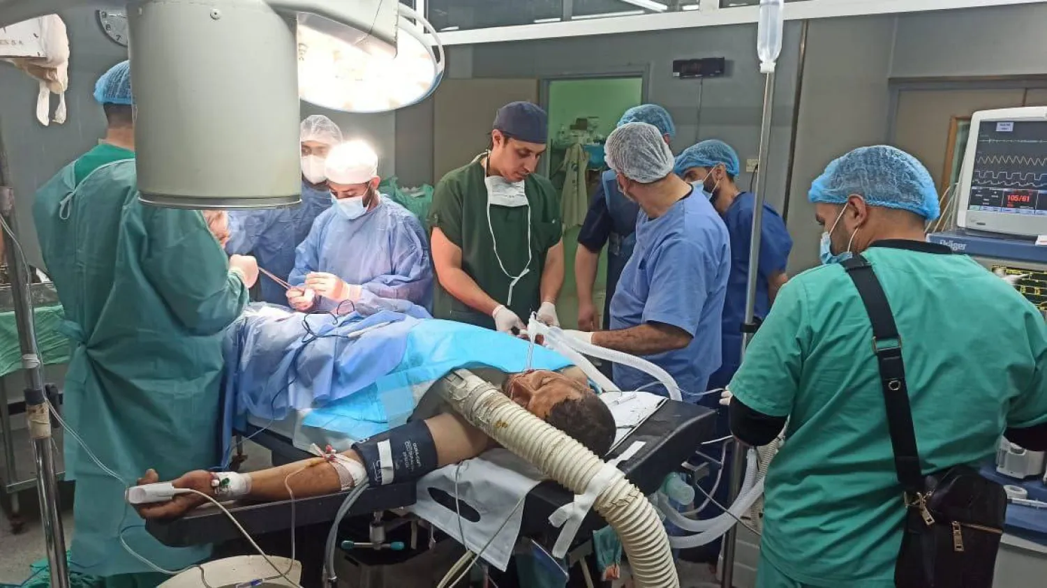 صورة وزعها حساب الصحافي إسماعيل أبو عمر على منصة «تليغرام» للحظة خضوعه لعملية جراحية بعد الإصابة