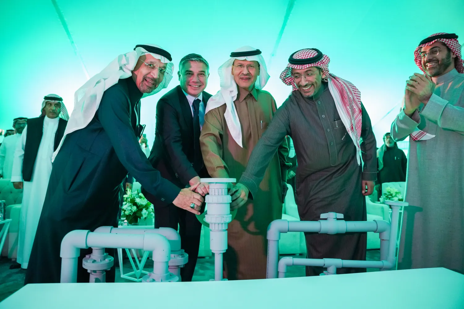 افتتاح مصنع «بيترولايت» السعودية للكيماويات بحضور الأمير عبد العزيز بن سلمان وزير الطاقة والمهندس خالد الفالح وزير الاستثمار وبندر الخريف وزير الصناعة والثروة المعدنية (الشرق الأوسط)