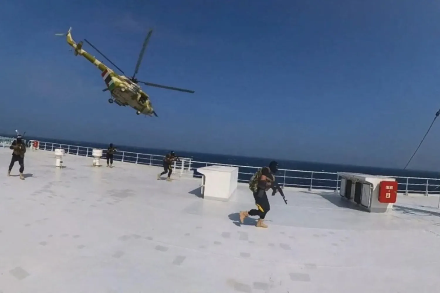 20 Kasım 2023’te Kızıldeniz’de Husilere ait bir helikopter, Galaxy Leader kargo gemisinin üzerinde uçarken, Husi savaşçılar da geminin güvertesinde ilerliyor (Reuters)