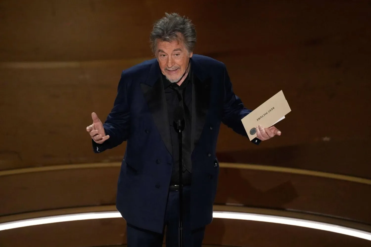 Pacino, "10 harika film aday gösterildi ama sadece bir tanesi en iyi film ödülünü alacak. Ve bunun için zarfı açmam gerekiyor. İşte geliyor. Ve gözlerim Oppenheimer'ı görüyor, evet!" dedi (AP)