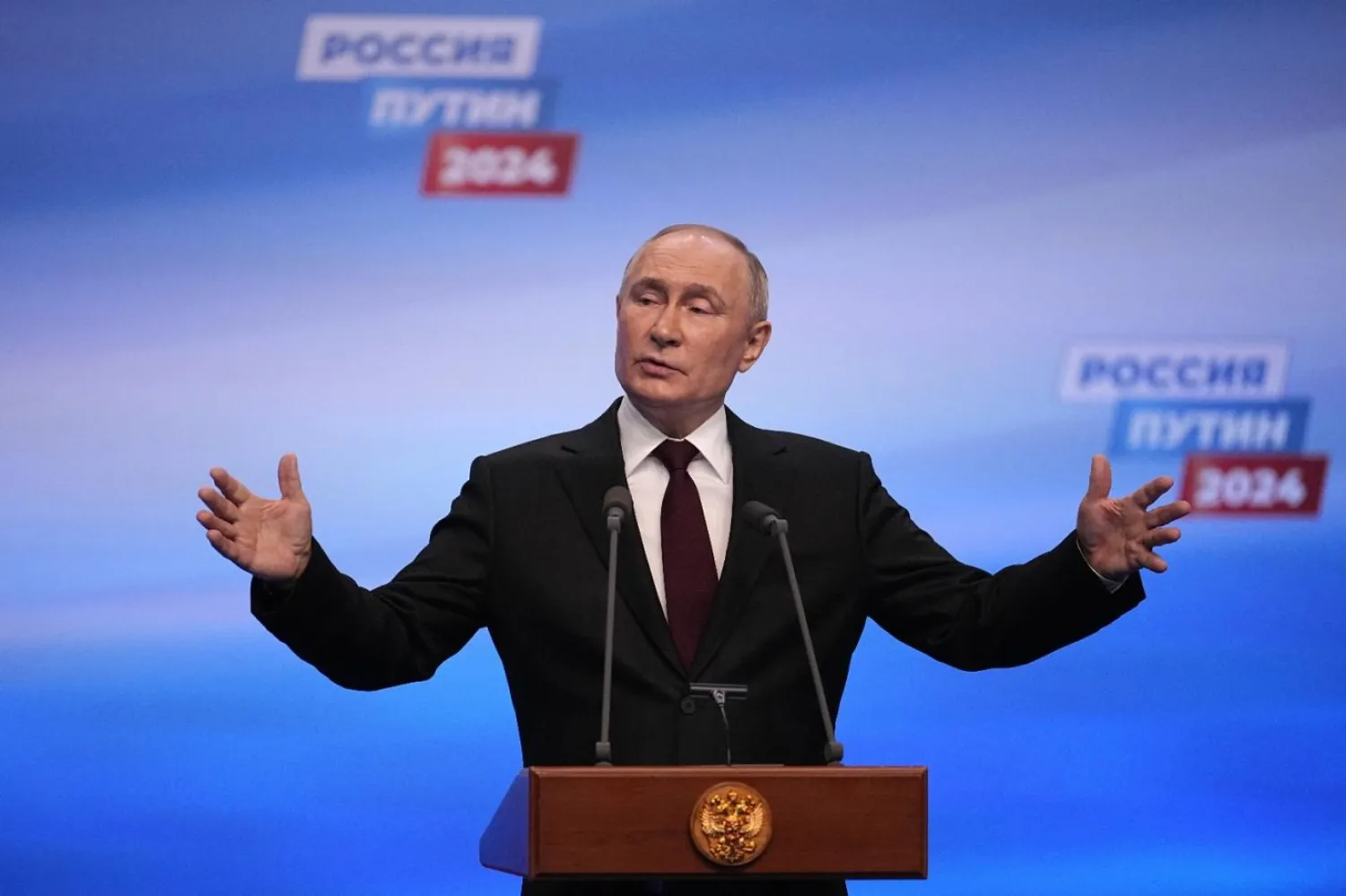 Vladimir Putin hileli başkanlık seçimini kazandıktan sonra kampanya merkezinde zafer konuşmasını yapıyor (AP/Alexander Zemlianichenko)