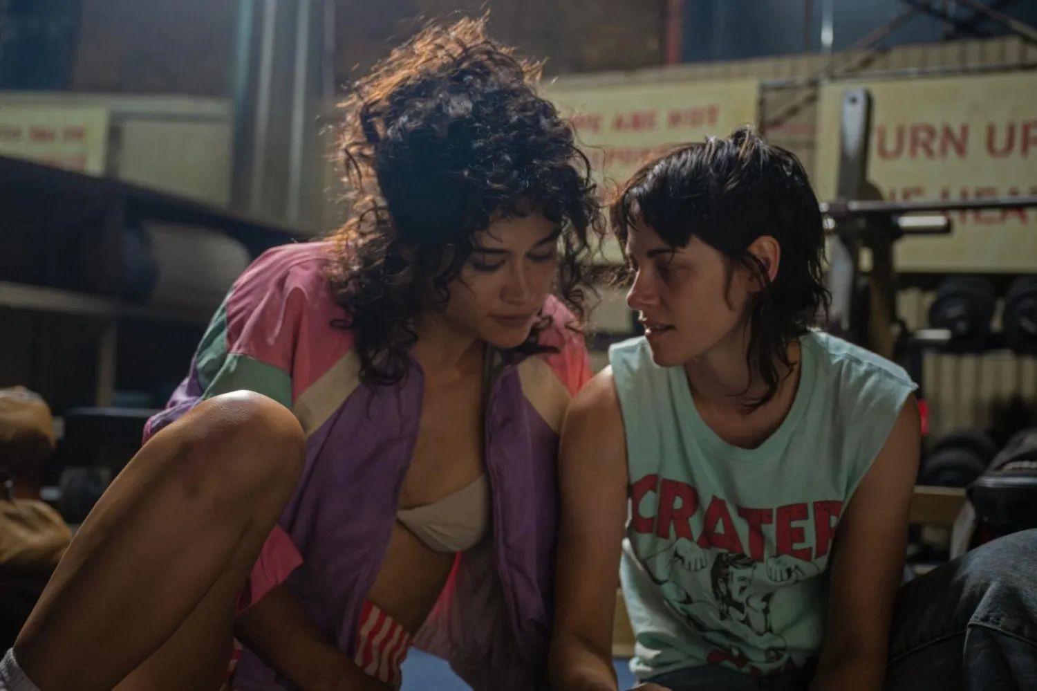 Rose Glass'ın yönettiği 2024 yapımı Love Lies Bleeding, hayalinin peşinde Vegas'a giden hırslı vücut geliştirmeci Jackie ve ona aşık olan münzevi spor salonu müdürü Lou'nun hikayesini anlatıyor (A24)