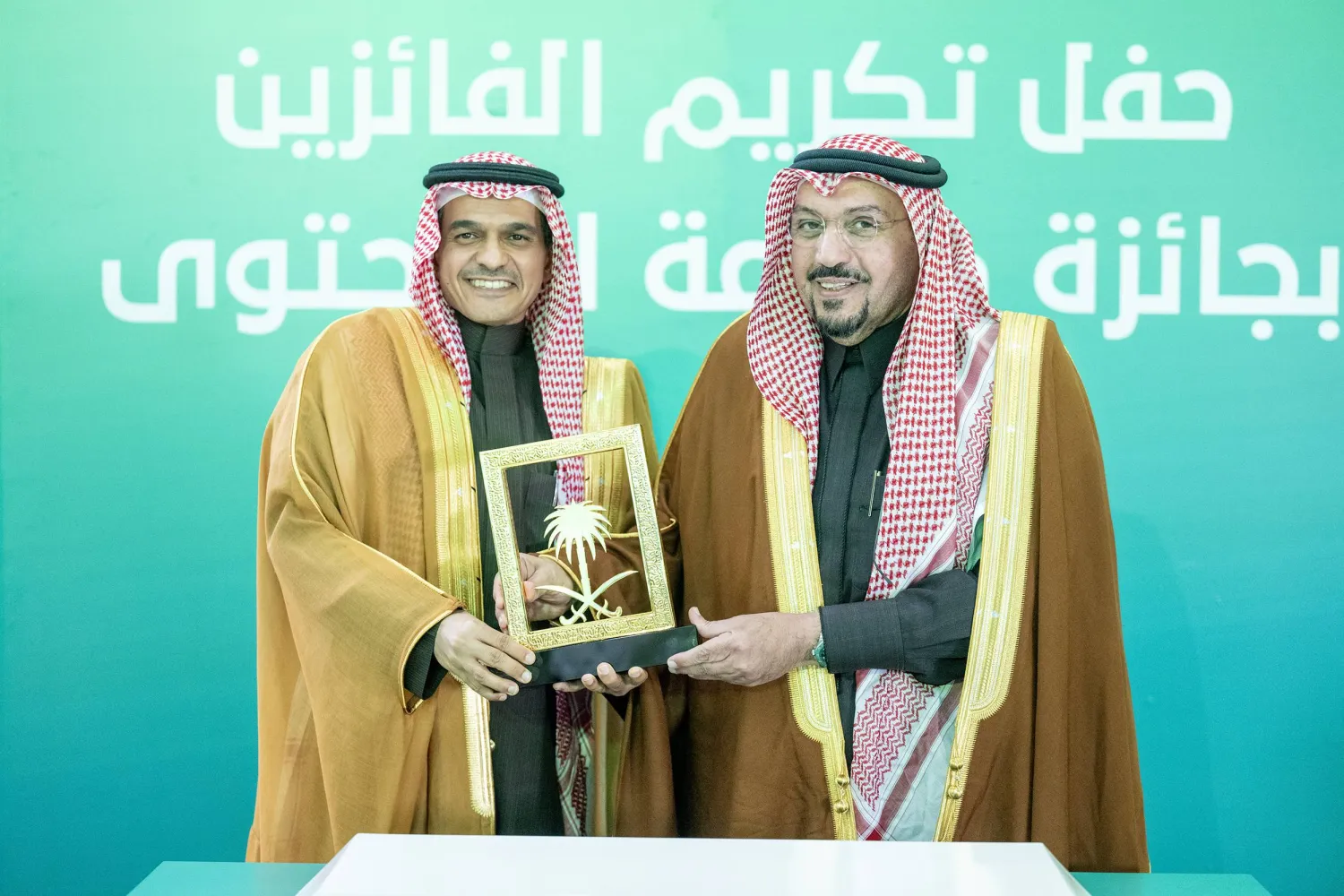 أمير منطقة القصيم يُسلم الجائزة لمدير عام الإدارة العامة للتواصل الاستراتيجي بوزارة الدفاع عبد الرحمن بن سلطان السلطان (الشرق الأوسط)