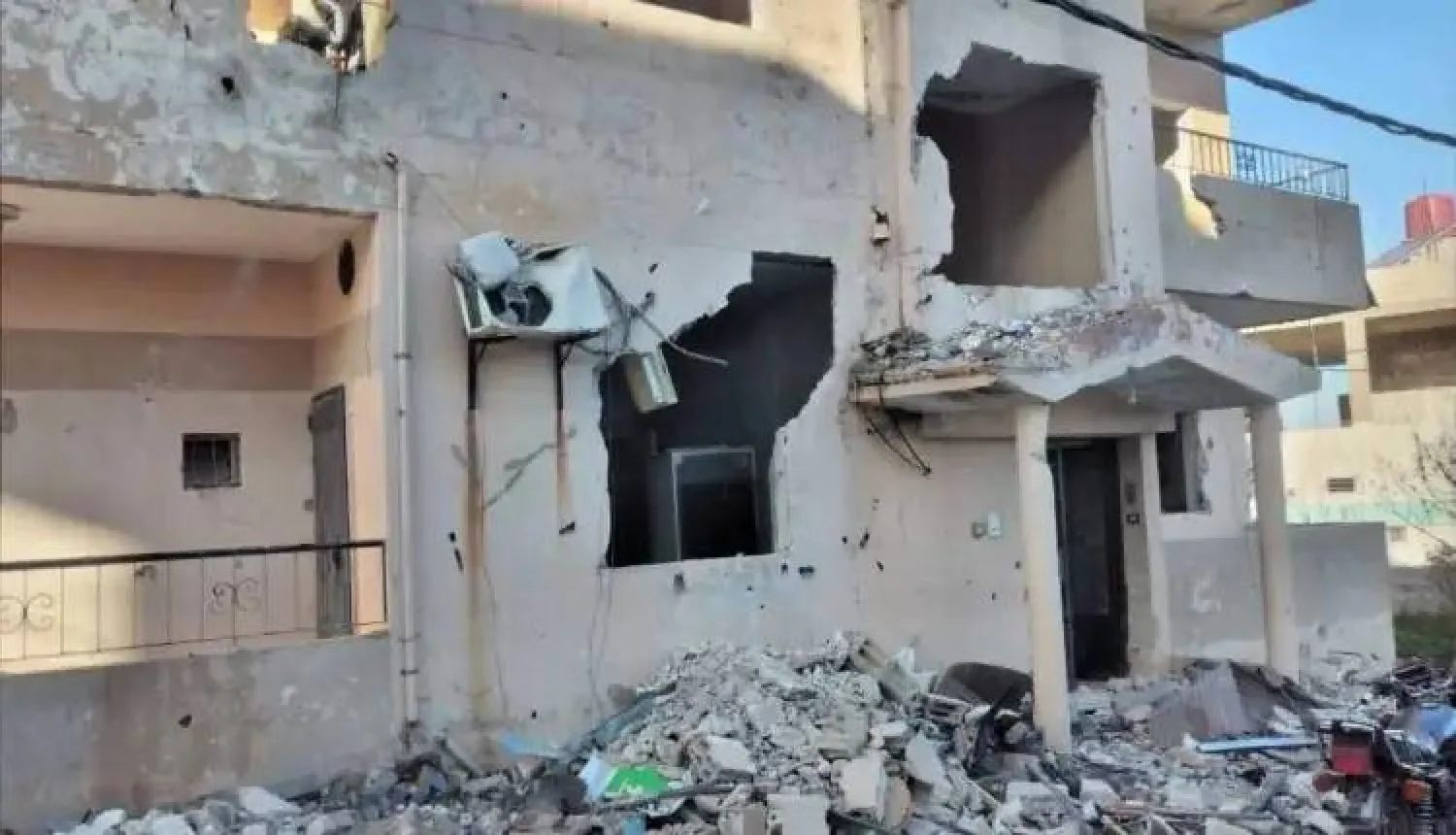 حجم الدمار في الفيللا التي تعرضت لاستهداف يرجح أنه إسرائيلي في أطراف مدينة بانياس (المرصد السوري لحقوق الإنسان)