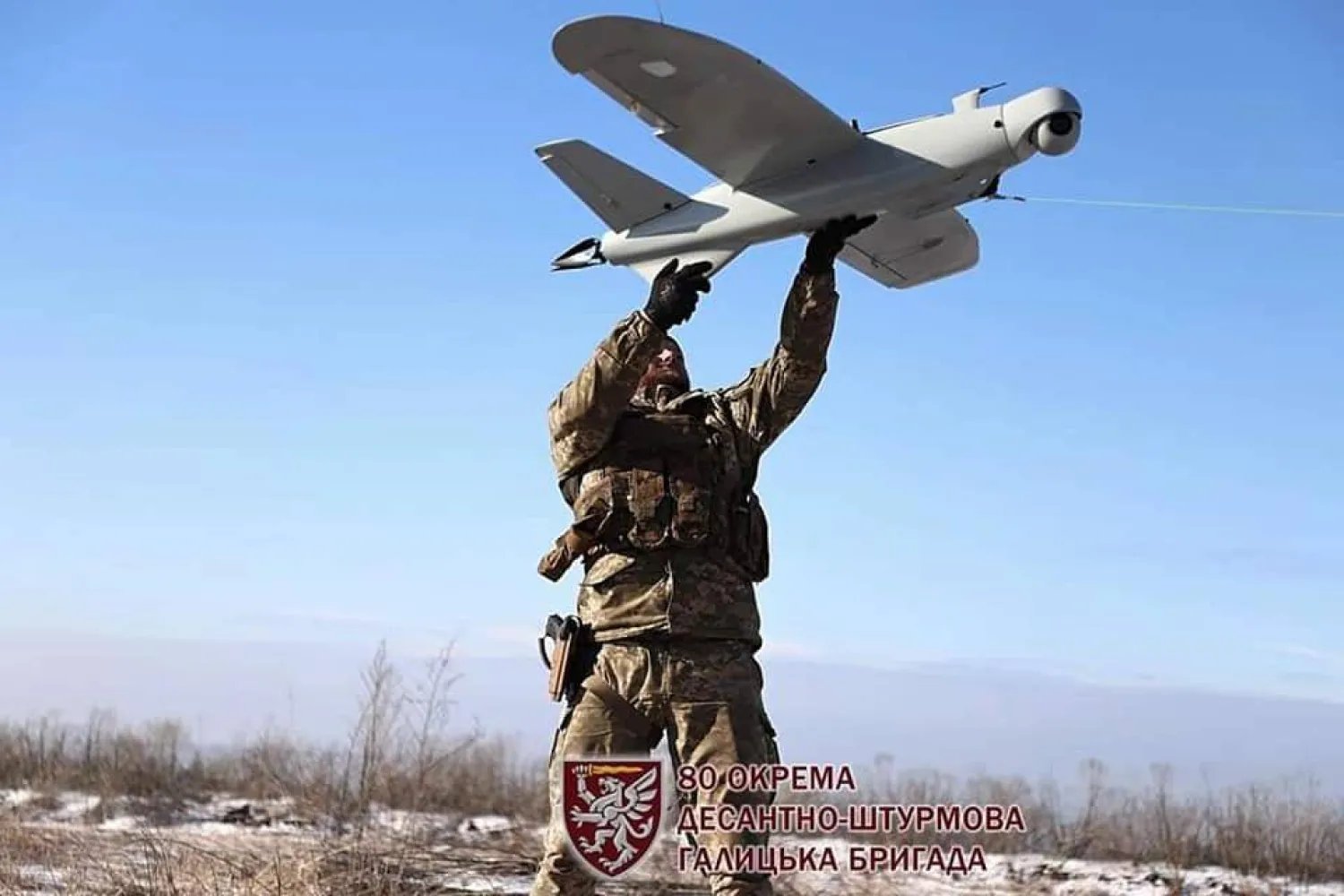 جندي أوكراني يطلق طائرة مسيّرة (قناة الرئيس الأوكراني على تلغرام)