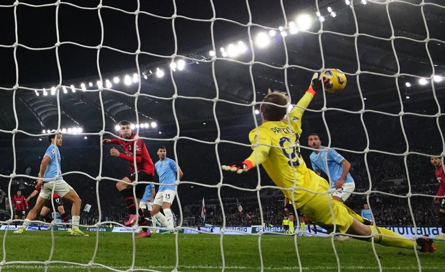 كرة أوكافور في طريقها للشباك السماوية (رويترز)