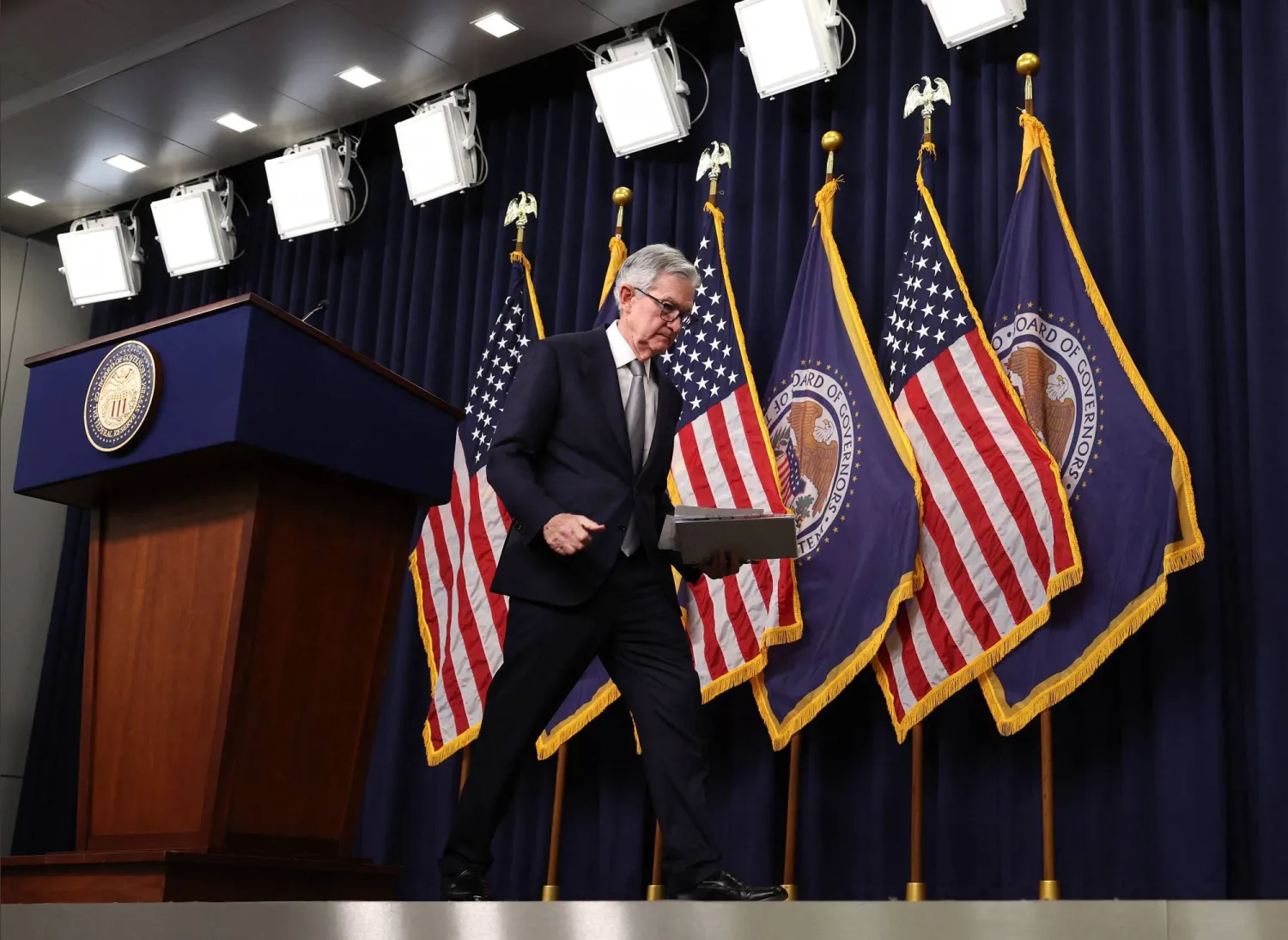 قام عدد من الديمقراطيين في الكونغرس بملاحقة باول بشأن المعدلات المرتفعة واشتكوا من أنها تؤدي إلى تفاقم القدرة على تحمل تكاليف السكن (أ.ف.ب)