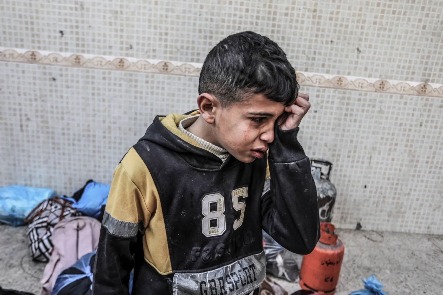 طفل فلسطيني يبكي بعد غارة إسرائيلية في رفح جنوب غزة (د.ب.أ)