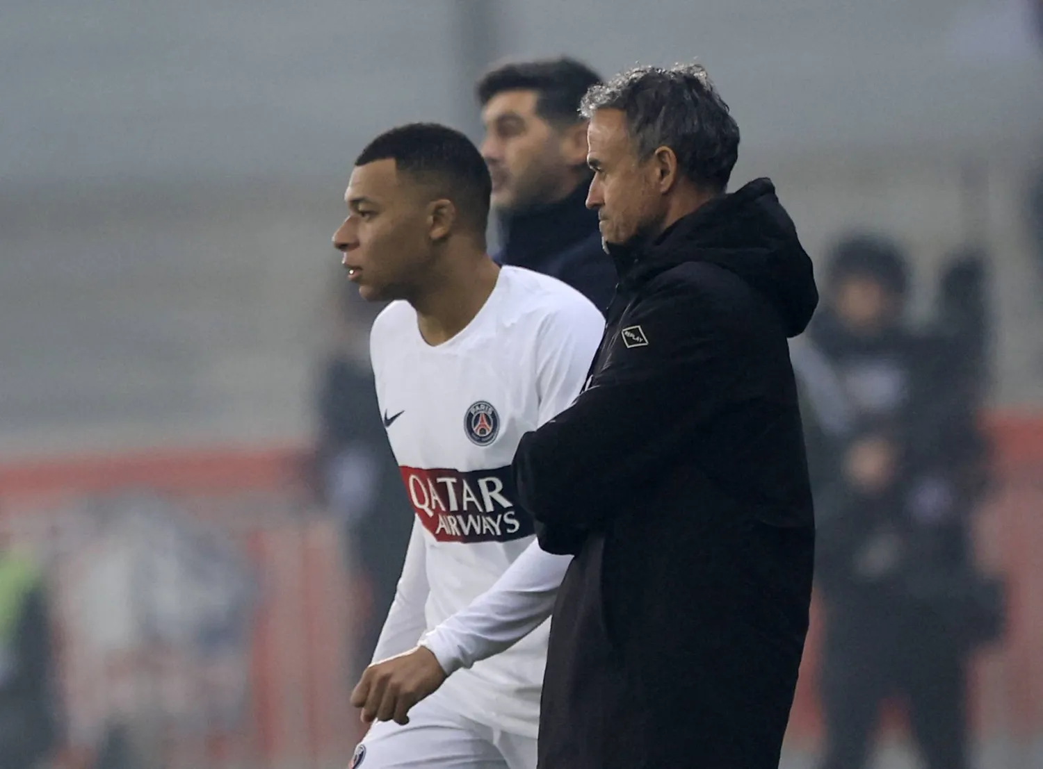 إنريكي يقول إنه يجب أن يعتاد الفريق على غياب مبابي (رويترز)