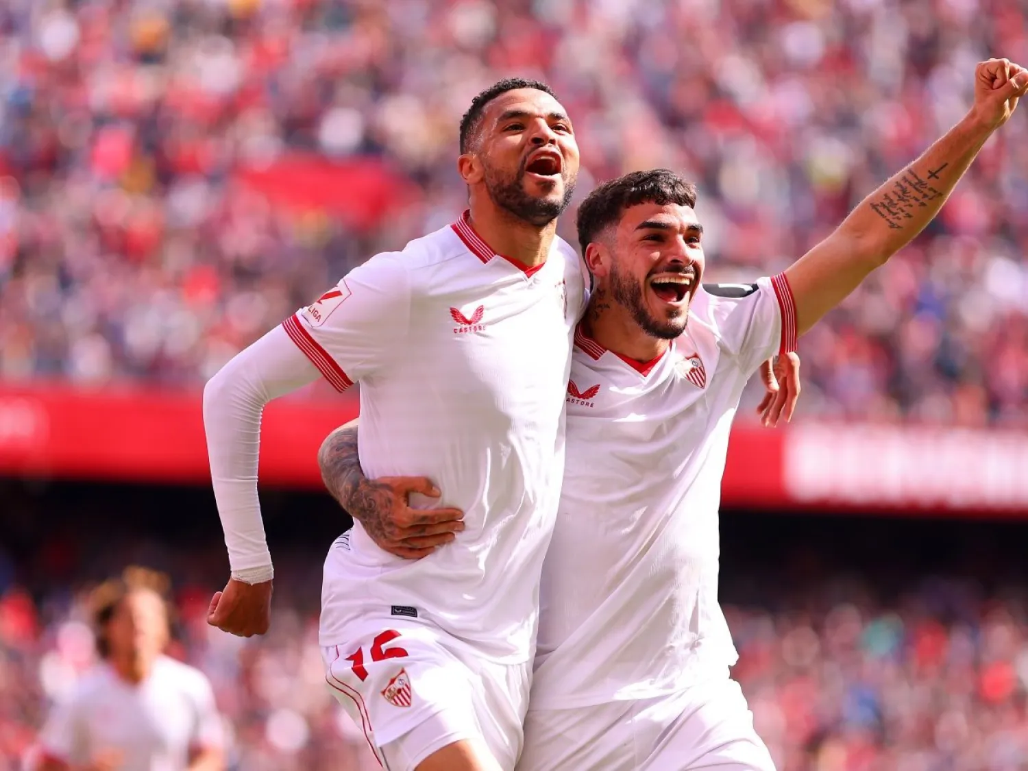 النصيري يحتفل بتسجيله في مرمى سوسيداد رفقة زميله ايزاك روميرو (غيتي)