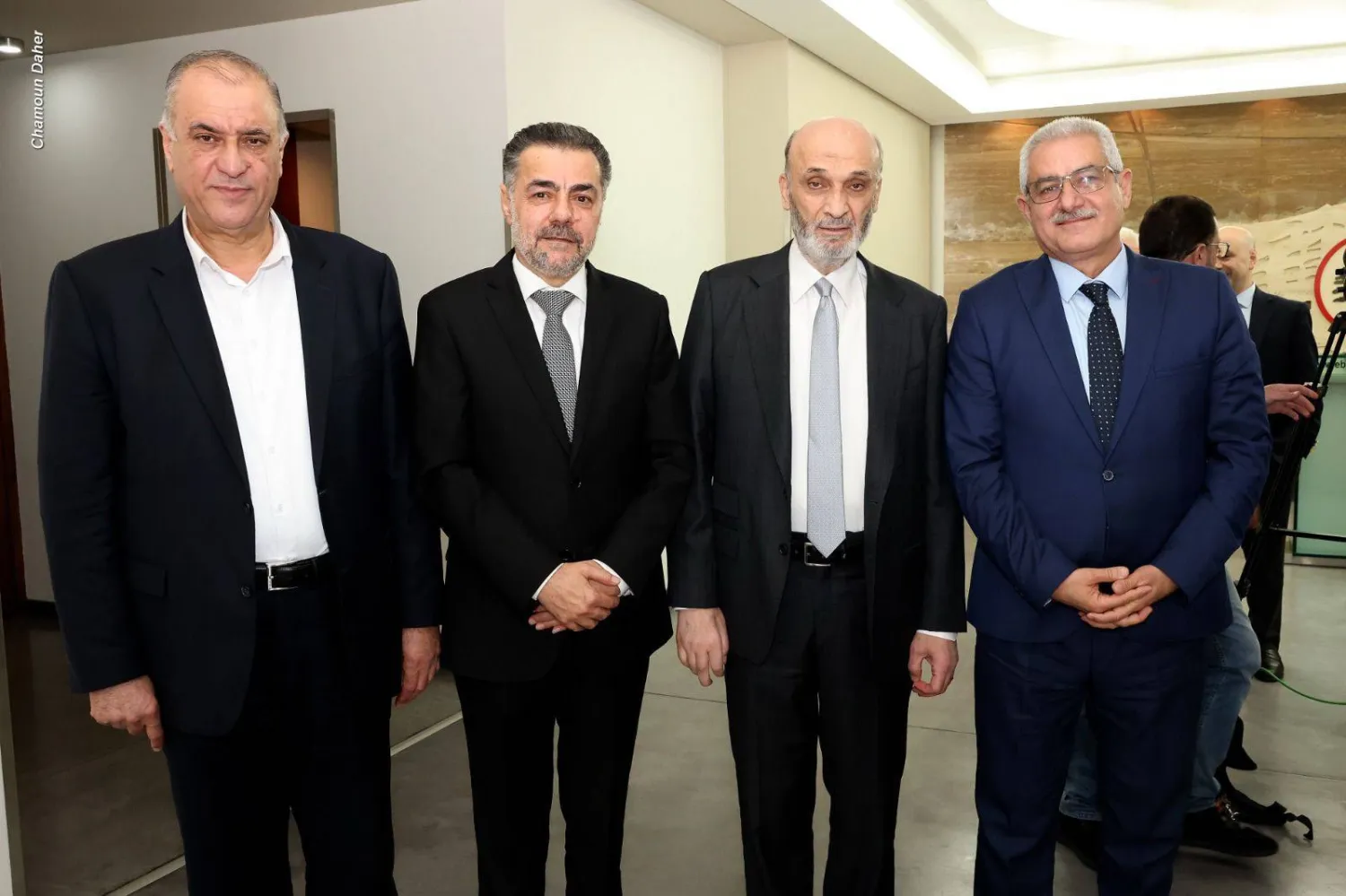 جعجع يتوسط أعضاء من «كتلة الاعتدال الوطني» بعد استقبالهم في معراب (القوات اللبنانية)