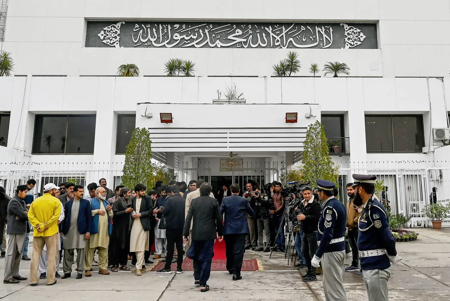 النواب الباكستانيون الجدد لدى وصولهم إلى مبنى البرلمان لجلسة انتخاب رئيس الوزراء في إسلام آباد الأحد (أ.ف.ب)