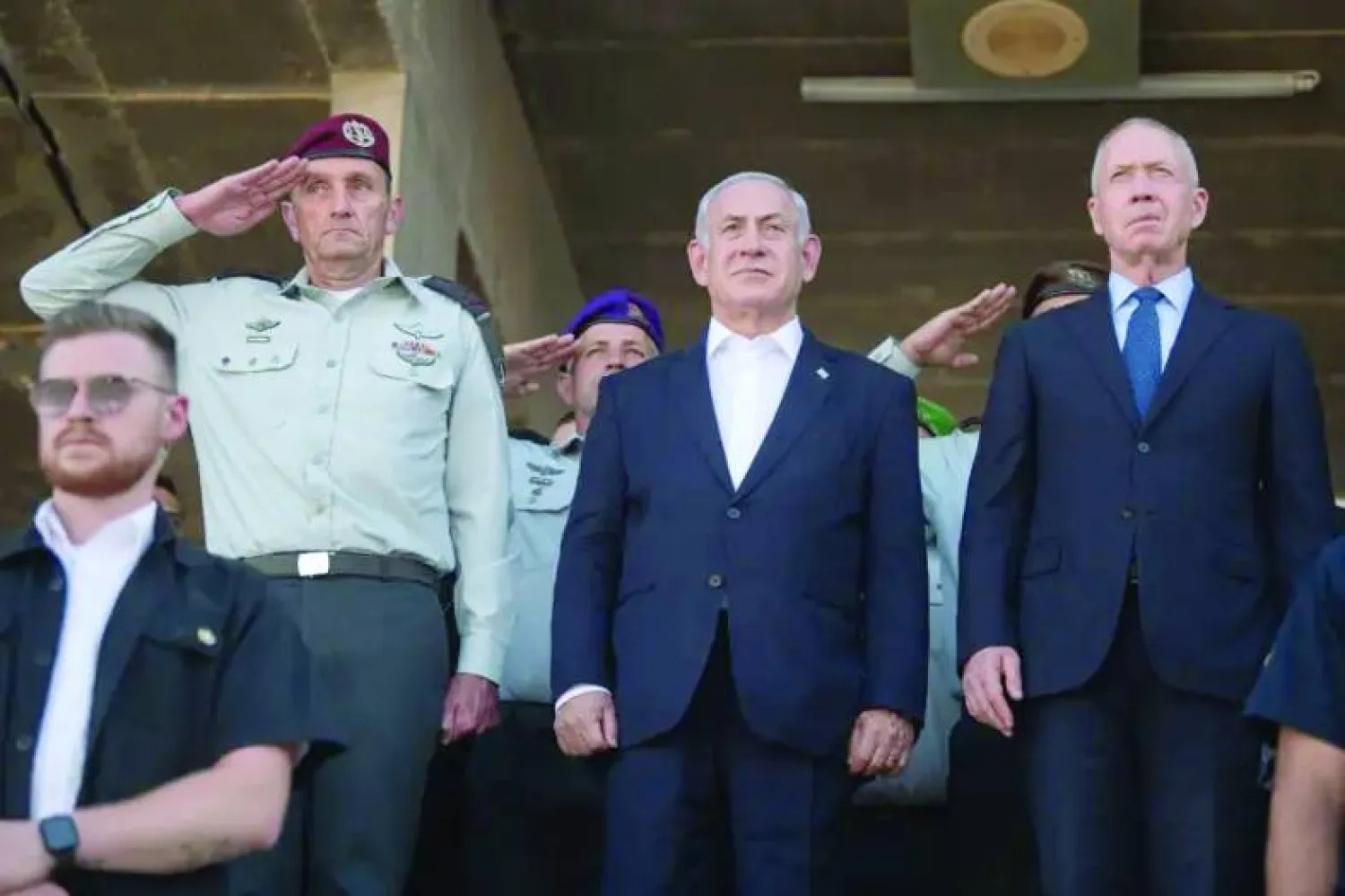 نتنياهو متوسطاً غالانت ورئيس الأركان هليفي (الجيش الإسرائيلي)