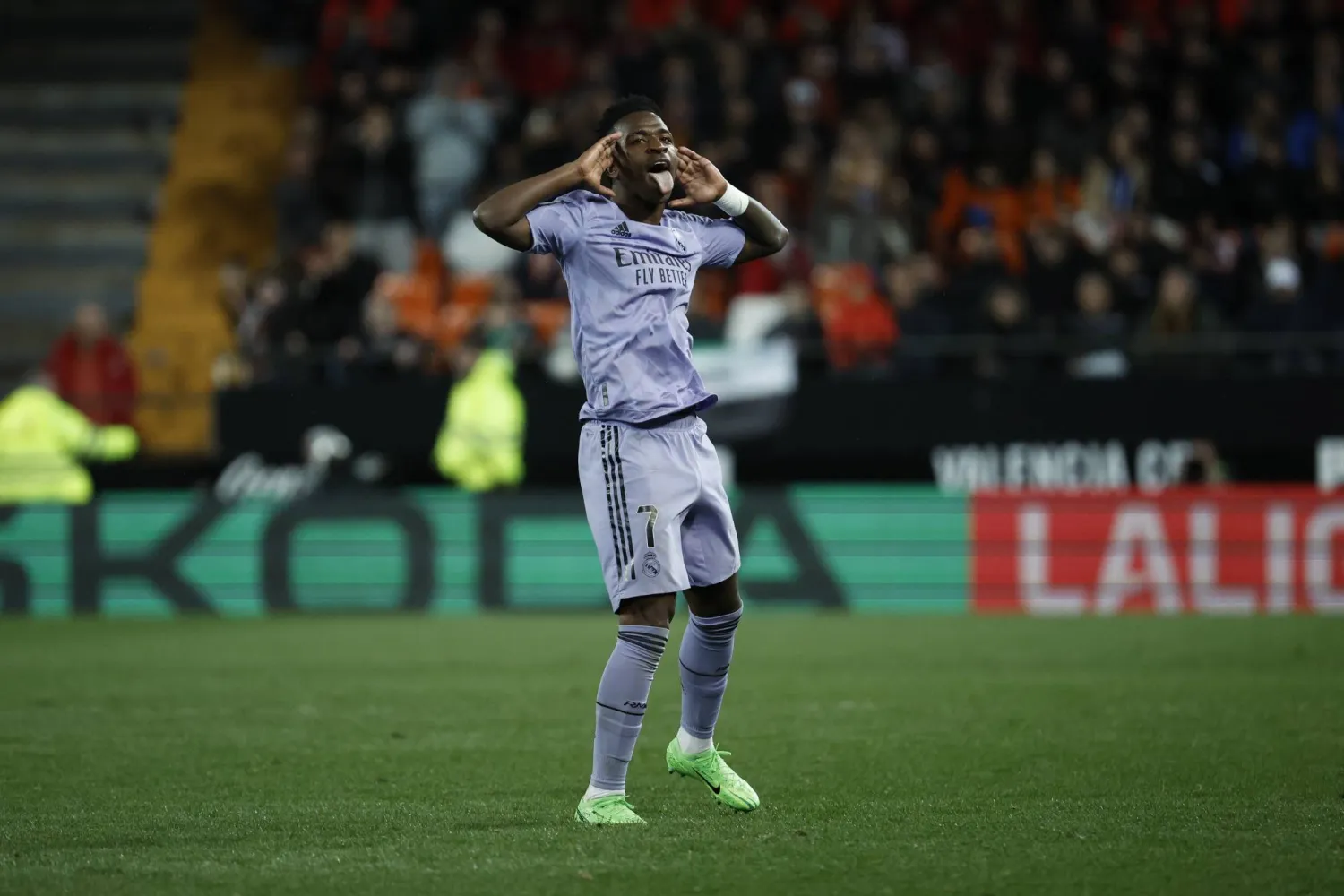 فينيسيوس يحتفل أمام مدرجات فالنسيا (إ.ب.أ)