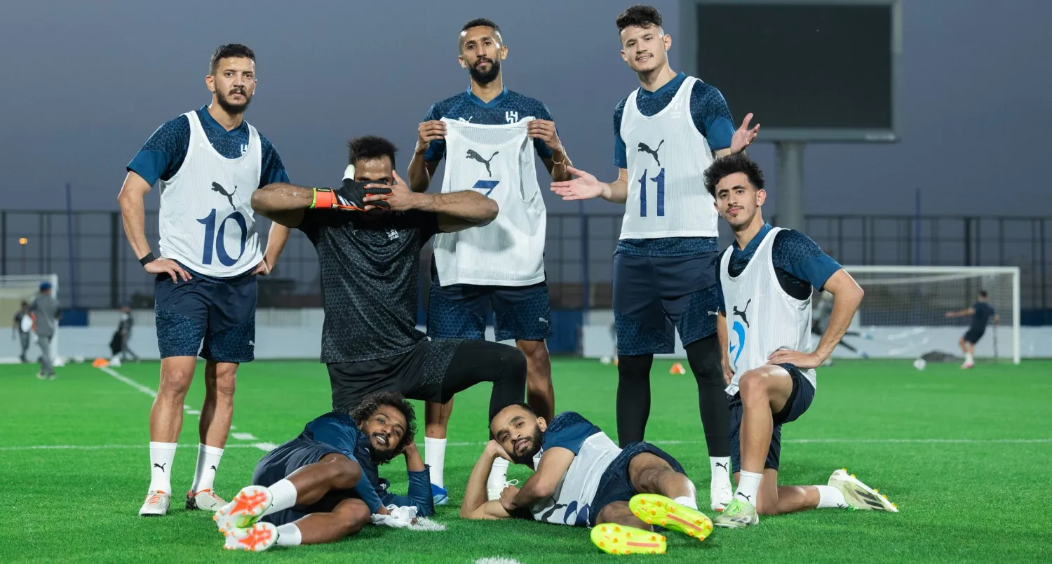 لاعبو الهلال في لقطة جماعية قبل انطلاق المران (نادي الهلال)
