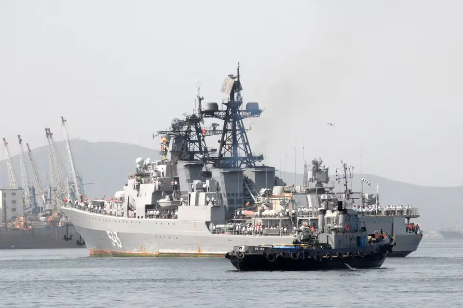 The anti-submarine destroyer Marshal Shaposhnikov arrives at the harbour of Vladivostok June 25, 2010. REUTERS/Yuri Maltsev/File Photo Purchase Licensing Rights