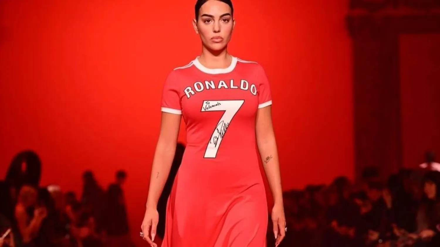 A Ronaldo jersey becomes a dress at Vetements. MIGUEL MEDINA / AFP
