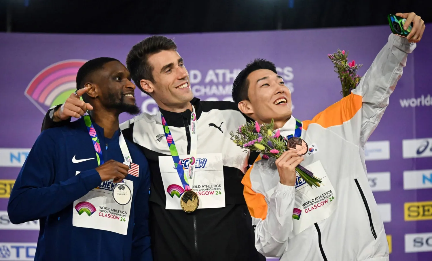 هاميش كير يحتفل بذهبيته برفقة زملائه في المراكز الثلاثة الأولى (أ.ف.ب)