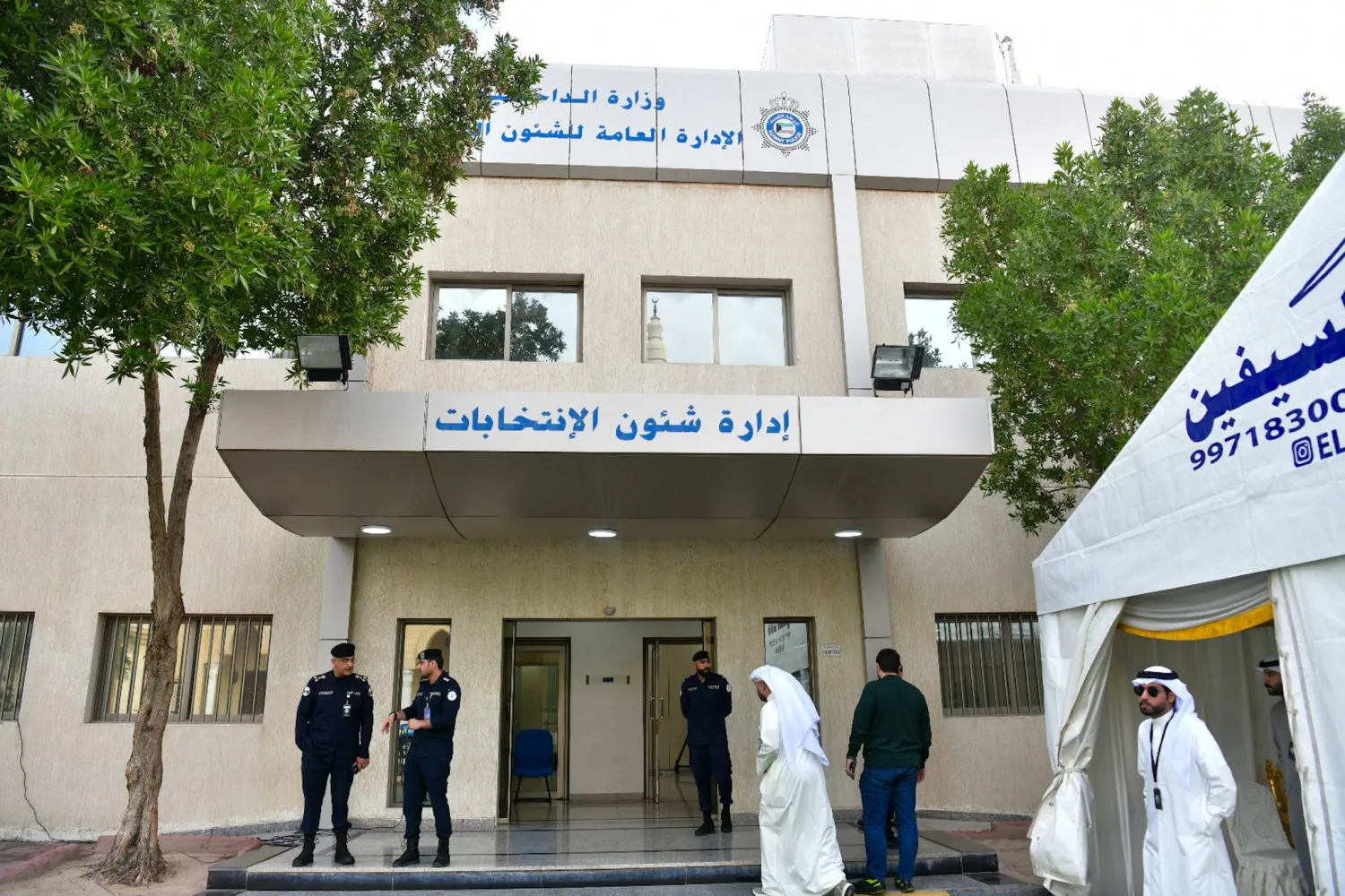 بدأت إدارة شؤون الانتخابات بوزارة الداخلية الكويتية منذ صباح الاثنين استقبال طلبات المرشحين والمرشحات لانتخابات مجلس الأمة الذي يستمر لمدة 10 أيام وينتهي في 13 من الشهر الجاري (كونا)