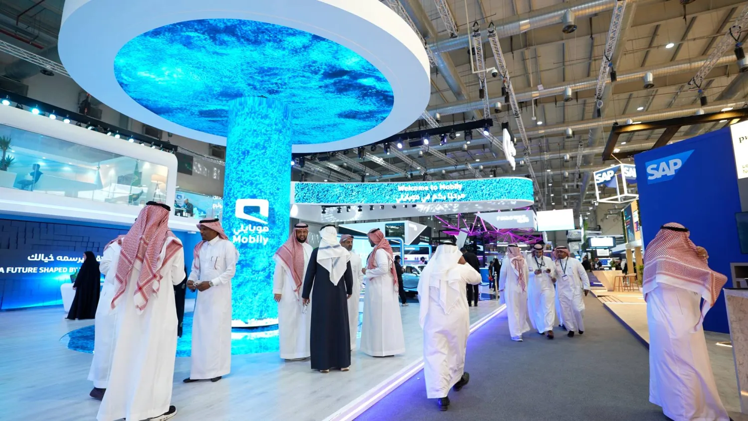 أعلنت شركة «IBM» عن استثمار بقيمة 250 مليون دولار لإنشاء أول مركز عالمي لتطوير البرمجيات في المملكة (تصوير: تركي العقيل)