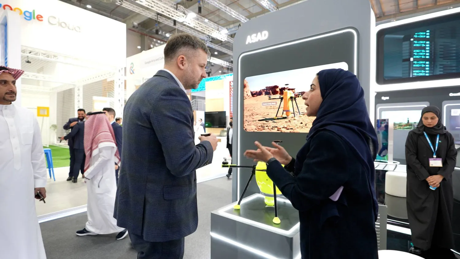 أعلنت شركة «Amazon Web Services» خلال المؤتمر استثمار 5.3 مليارات دولار لإنشاء منطقة سحابية فائقة السعة في المملكة (تصوير: تركي العقيل)