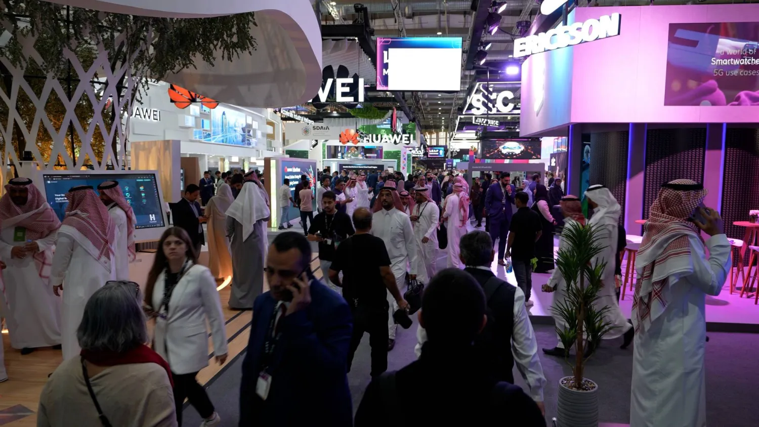 تسهم هذه الاستثمارات في تعزيز مكانة المملكة كمركز للتقنية والابتكار، وكبيئة جاذبة للشركات التقنية الرائدة عالميًا، وبصفتها أكبر اقتصاد رقمي في منطقة الشرق الأوسط وشمال أفريقيا (تصوير: تركي العقيل)
