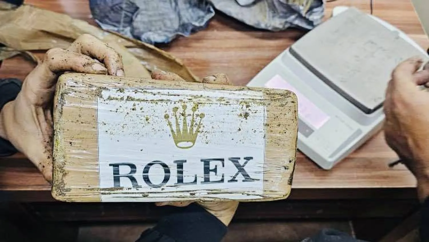 جانب من ضبط شحنة «كوكايين» موزعة على حاويتين ببنغازي (جهاز مكافحة المخدرات والمؤثرات العقلية في ليبيا)