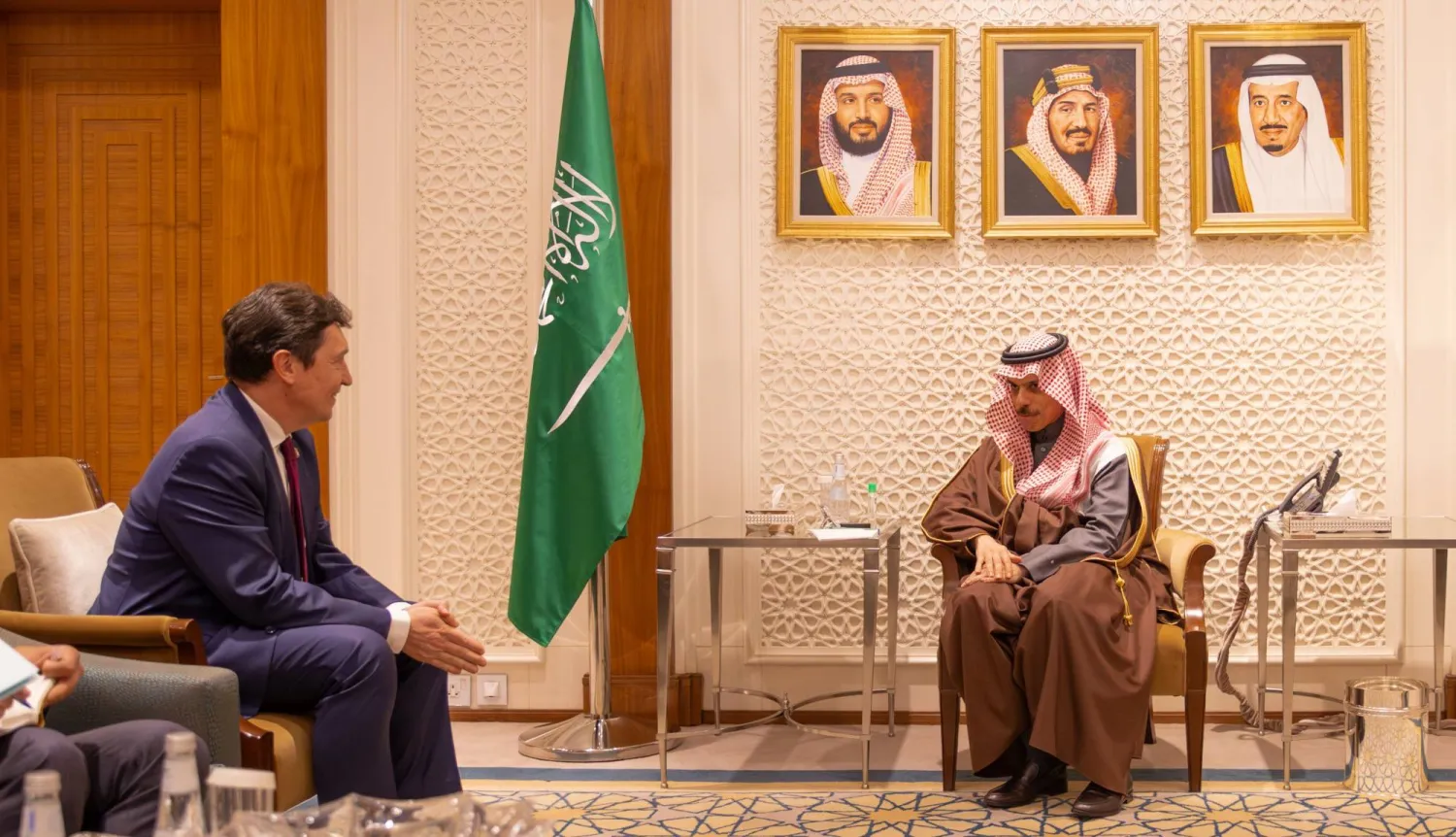 الأمير فيصل بن فرحان خلال استقباله أوليفييه كاديك في مقر الوزارة بالرياض (الخارجية السعودية)